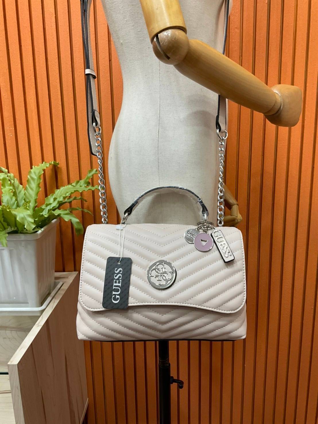 ของแท้ 💯% 】GUESS BLAKELY TOP HANDLE FLAP BAG กระเป๋สะพายรุ่นใหม่ล่าสุด รุ่นยอดนิยมสวยอยู่ทรง วัสดุหนังนิ่ม น้ำหนักเบา มีฐานกว้างตั้งอยู่ทรง ด้านหน้าประดับด้วยโลโก้แบรนด์สวยโดดเด่น