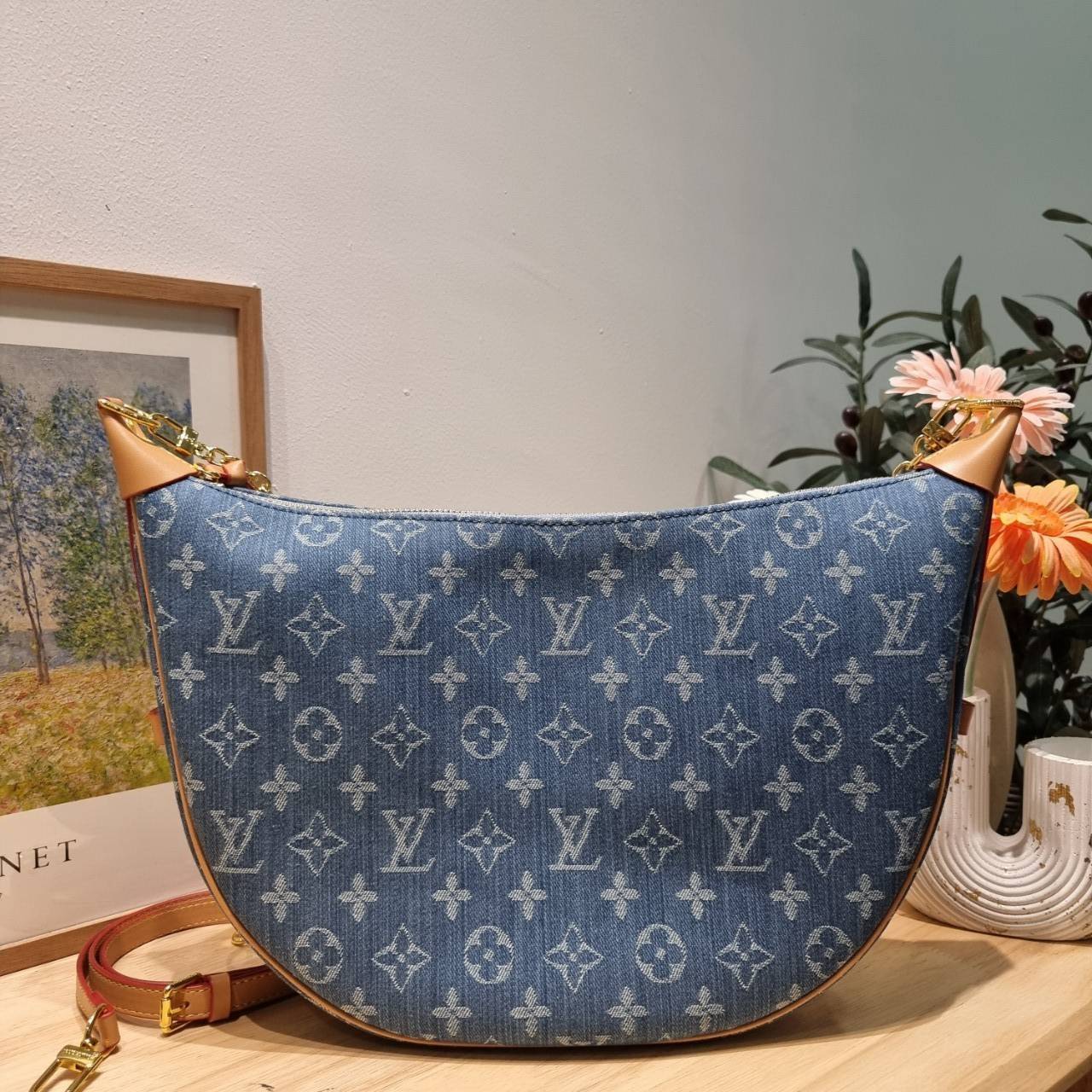 LV loop hobo denim สุดยอดเดอะเบสท์ไอเท็ม กับขนาดใหม่ ใหญ่จุๆ และดีไซน์ยอดฮิตสำหรับซัมเมอร์นี้ กับกระเป๋าสะพายทรงบาแกตต์ สวยหรู ดูแพงมาแต่ไกล