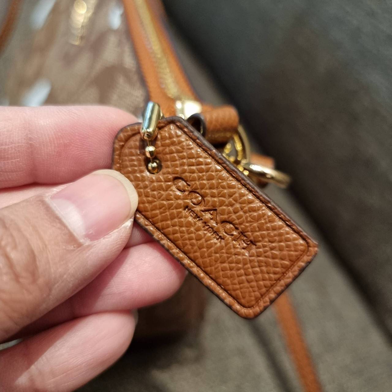 COACH F36674 TOP HANDLE POUCH IN SIGNATURE WITH SNOOPY PRINT คอลเลคชั่นใหม่ ในสไตล์พอช มาให้ช้อปก่อนใครในไทยจ้า น่ารักน่าใช้ไปอีกกับกระเป๋าสะพายทรงฮิตตลอดกาล ด้วยดีไซน์ที่ออกมาให้ใช้งานได้ง่าย ขนาดกำลังเหมาะ วัสดุแคนวาสทนทาน ดีไปหมดขนาดนี้!! คุณลูกค้าถึงส