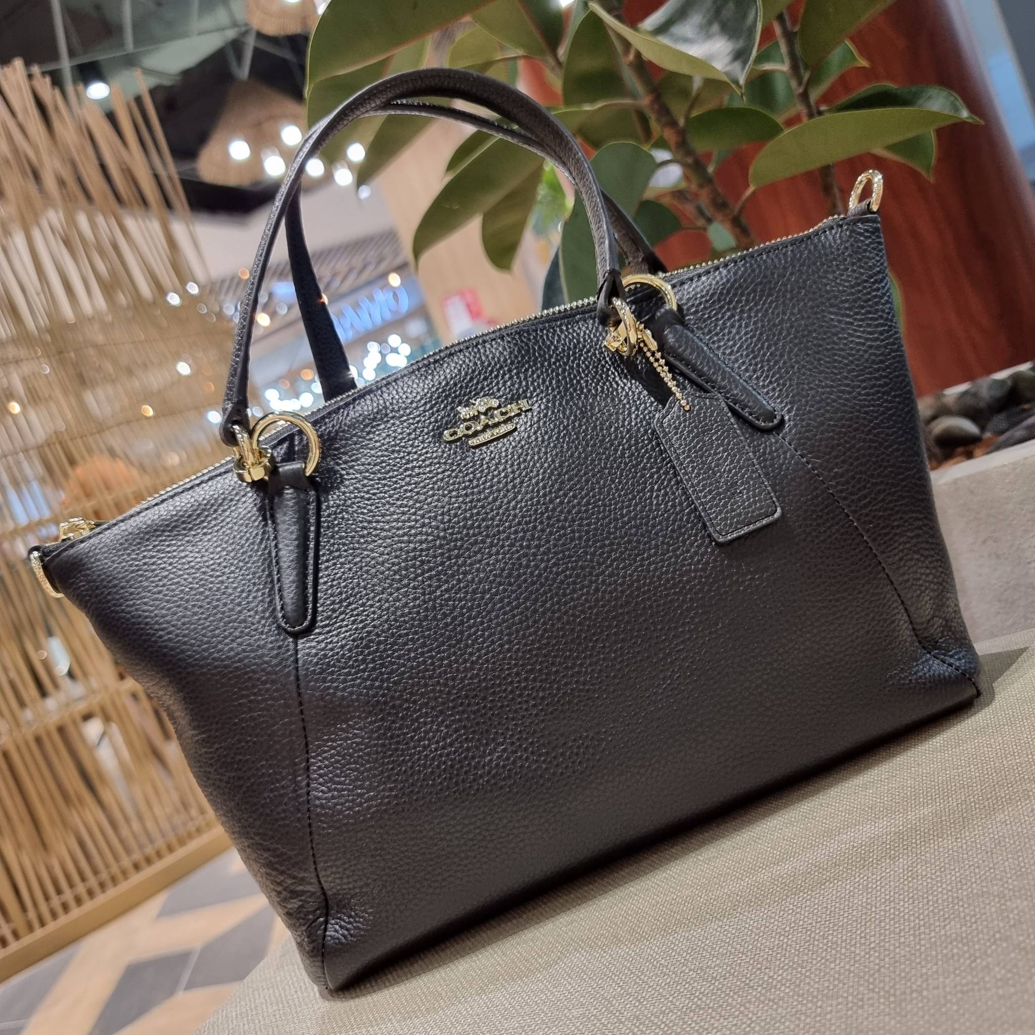 COACH F36675 SMALL KELSEY SATCHEL กระเป๋าถือ/สะพายข้าง ทรงพัดรุ่นคลาสสิค ขายดีทุกรอบ ด้วยรูปทรงที่สวย ใช้งานง่าน มีหูจับในตัว และสายครอสมาให้ วัสดุหนัง pepble สัมผัสดี (หนังจะมีรอยกดทับบ้าง ใช้งานเรื่อยๆหนังจะฟูขึ้นปกติ) เปิด-ปิดด้วยซิป รูดใช้งานง่าย ภายใ