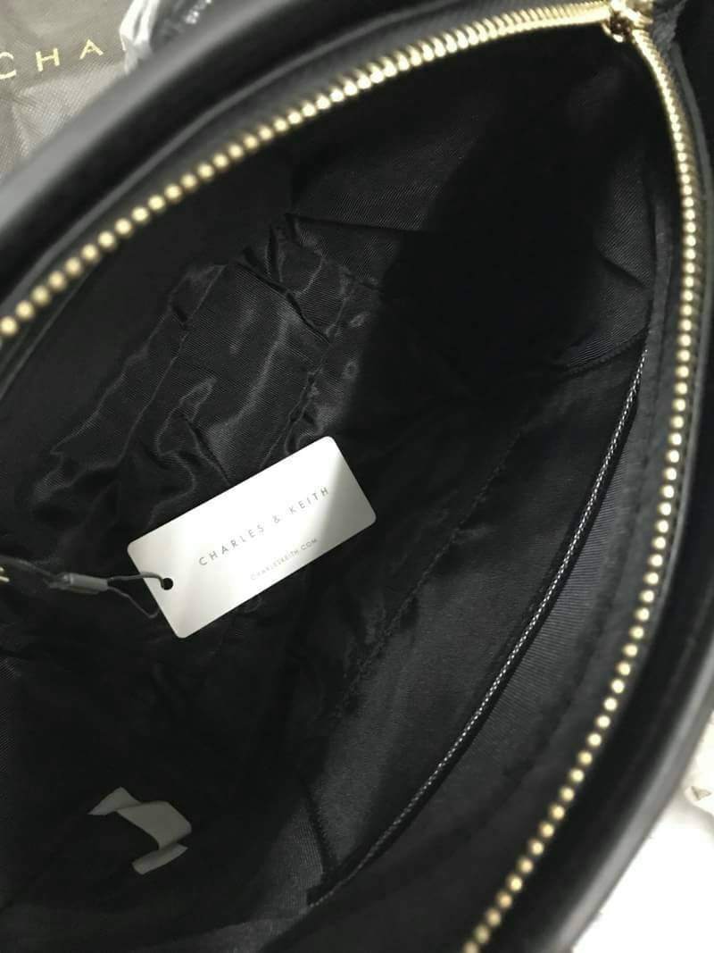 CHARLES & KEITH CURVED CITY BAG Re stock & Best seller กระเป๋าถือหรือสะพาย ขนาดกำลังดี วัสดุหนังPU ลายคาร์เวียร์ ตั้งอยู่ทรง มีหมุดรองฐาน เปิดปิดด้วยซิปเดียว ภายในมี 2 ช่องเล็ก และ 1 ช่องซิปด้านข้าง ใส่มินิ ไอแพด, กระเป๋าสตางค์ทรงยาวได้ ด้านหน้าประดับด้วย