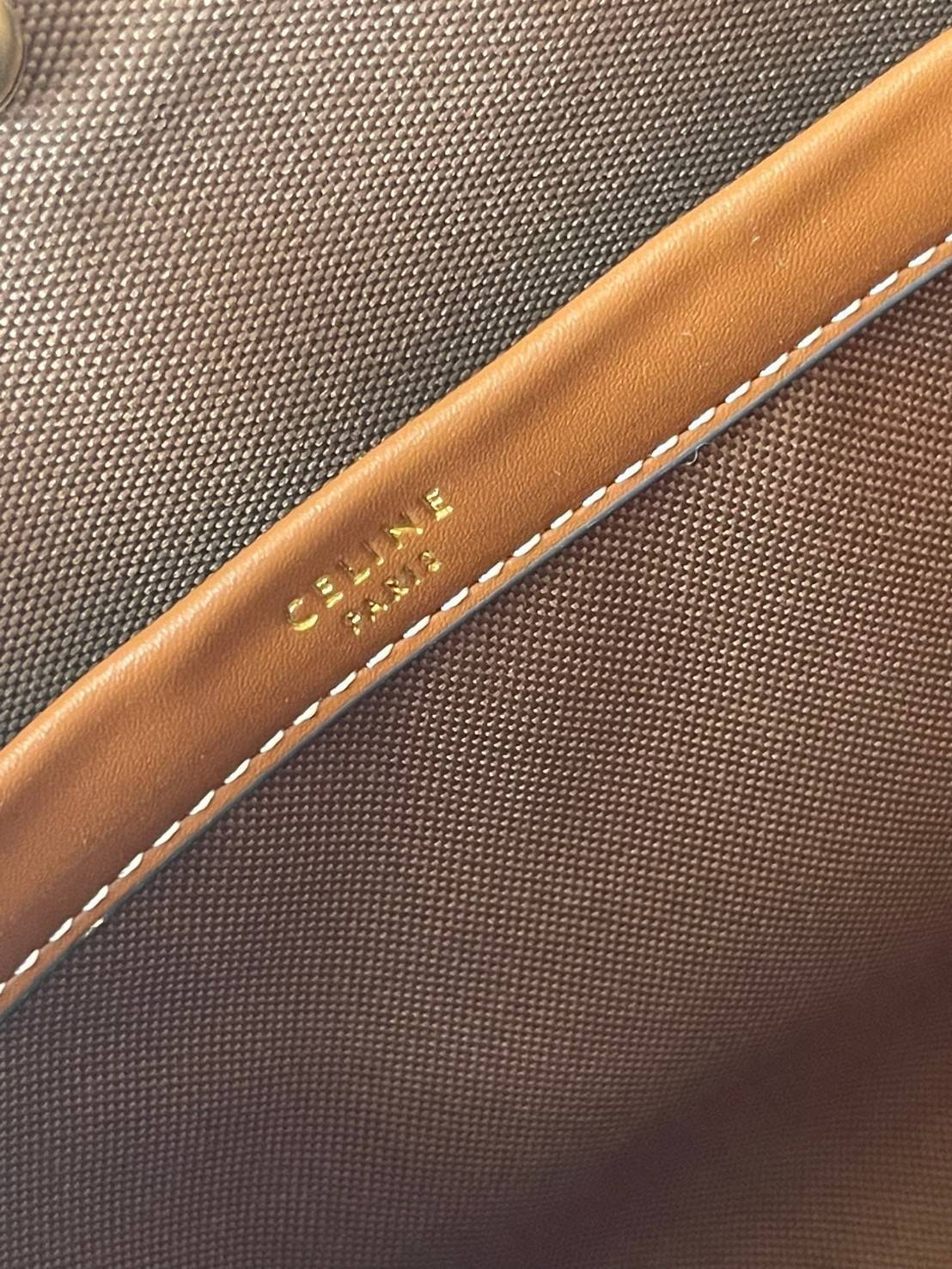 Celine Horizontal Cabas In Triomphe Canvas / Celine tote bag สายชอบพกของเยอะ ต้องหยิบของในกระเป๋าบ่อย รุ่นนี้ก็เป็นอีกตัวเลือกที่น่าสนใจค่ะ เพราะนอกจากจะจุของได้เยอะแล้วดีไซน์ยังเรียบสวยมีกลิ่นอายความวินเทจ อีกทั้งขนาดกระเป๋าใหญ่กำลังดีไม่เกะกะ เคลื่อนไหว