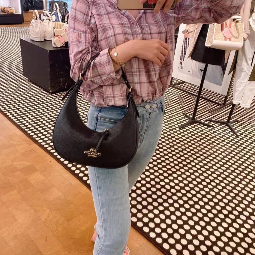 COACH C4108 BAILEY HOBO WITH WHIPSTITCH BEST SELLER ต้องมา!! กระเป๋าทรงโฮโบ ดีไซน์หรูหรา แมชท์ง่ายกับทุกไลฟ์สไตล์ วัสดุหนัง pepble หนังนิ่มสวย เปิด-ปิดด้วยซิปรูดใช้งานง่าย ภายในโล่งกว้าง สายคล้องสะพายไหล่ มีดีเทลน่ารักน่าใช้ ใช้งานสะดวกและง่ายต่อการใช้ชีว