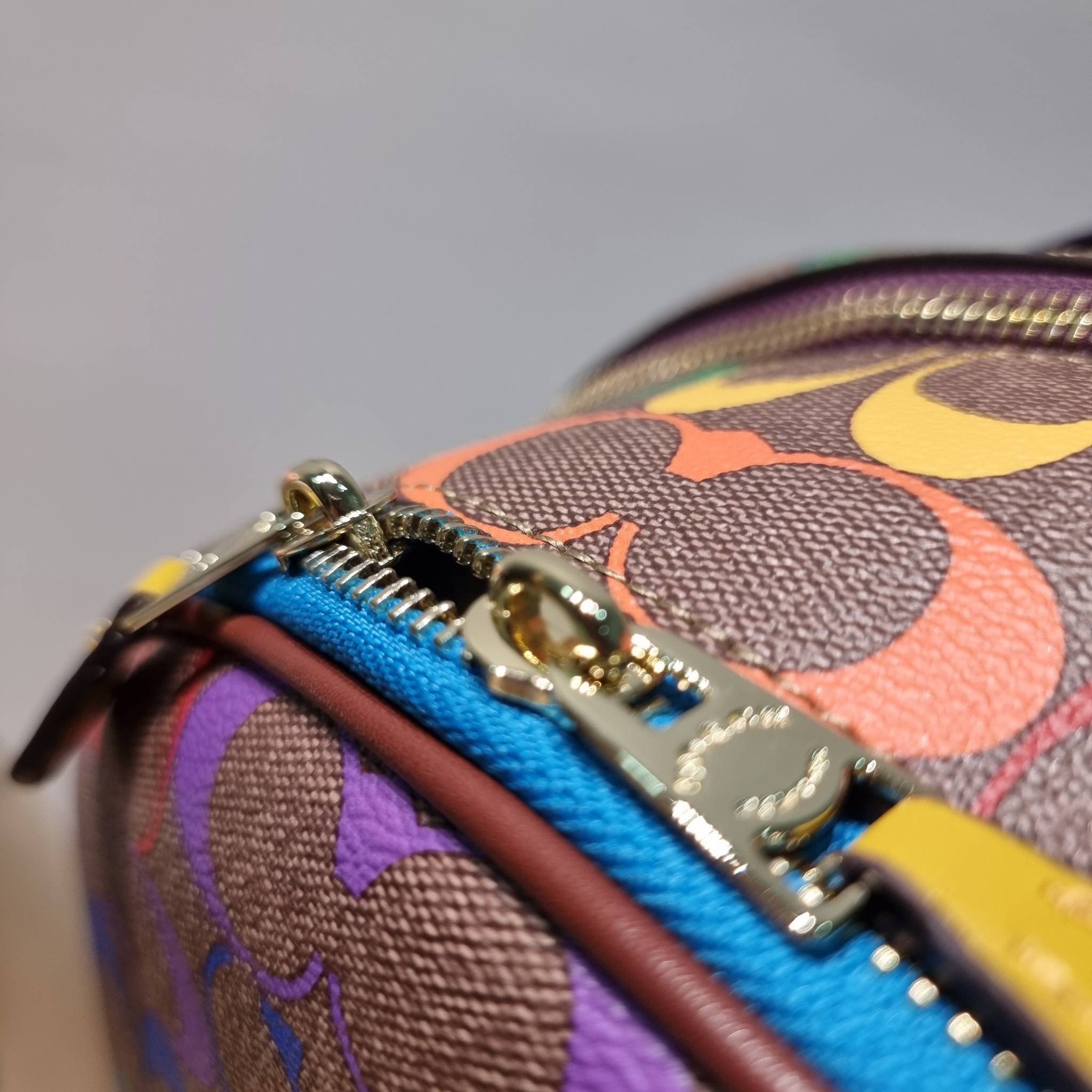 Coach Court Backpack In Rainbow Signature Canvas CA140 กระเป๋าเป้ต้องมาแล้ว ช่วงส่งท้ายปี เทศกาลที่ใครๆก็ไปเที่ยว ใบนี้ตอบโจทย์แน่นอน โดดเด่นด้วยลวดลายสีรุ้ง วัสดุหนังแคนวาส มีช่องซิปให้เลือกใส่ได้มากมาย แย่งสัดส่วนไว้เป็นอย่างดี ด้านหลังบุนวมซอฟท์หลังเวล