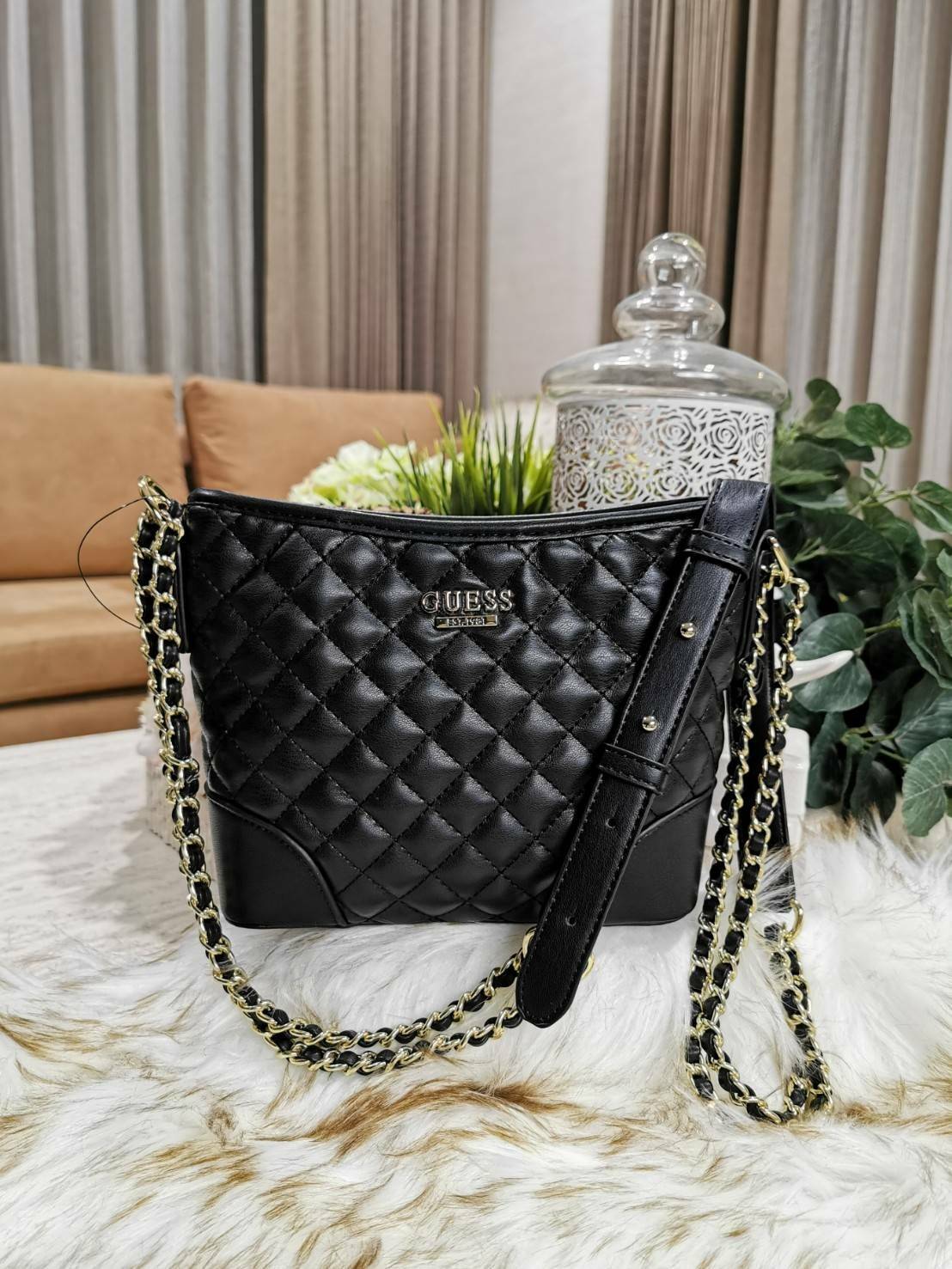 Guess Woman Factory Crossbody Bag กระเป๋าสะพายรุ่นใหม่ดีไซน์สวยหรูคลาสสิคจาก GUESS FACTORY วัสดุหนังเเกะสังเคราะห์เนื้อหนานิ่มลายตาราง เปิดปิดด้วยซิปสะดวกใช้ ด้านหน้ามีโลโก้ ภายในมีโลโก้ช่องใส่ของ และช่องซิป ใส่กระเป๋าสตางค์ใบยาว ของใช้ได้จุ มาพร้อมสายสะพ