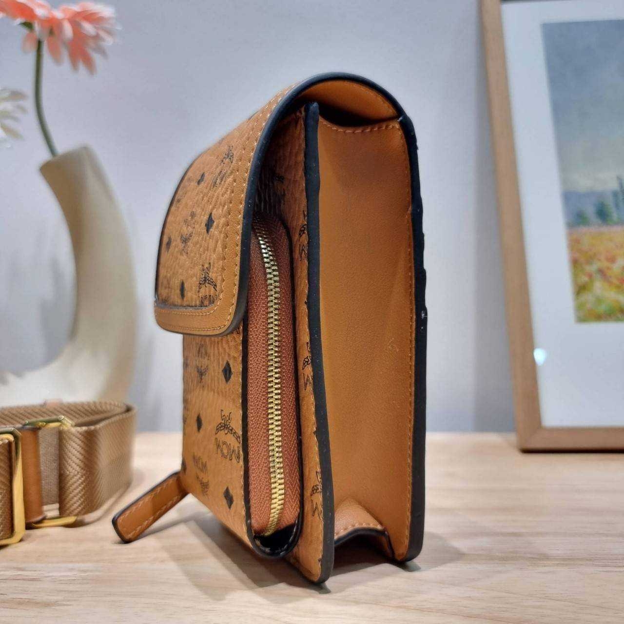 M.C.M CROSSBODY PHONE CASE IN VISETOS กระเป๋าสะพายข้าง สำหรับใส่ gadget คูลๆอย่างโทรศัพท์มือถือ ให้หนุ่มๆพกพาไปไหนๆได้สะดวก คล่องตัวกว่าเดิม เกรดออริ ท็อป 1:1 เกรดดีสุด สลับแท้