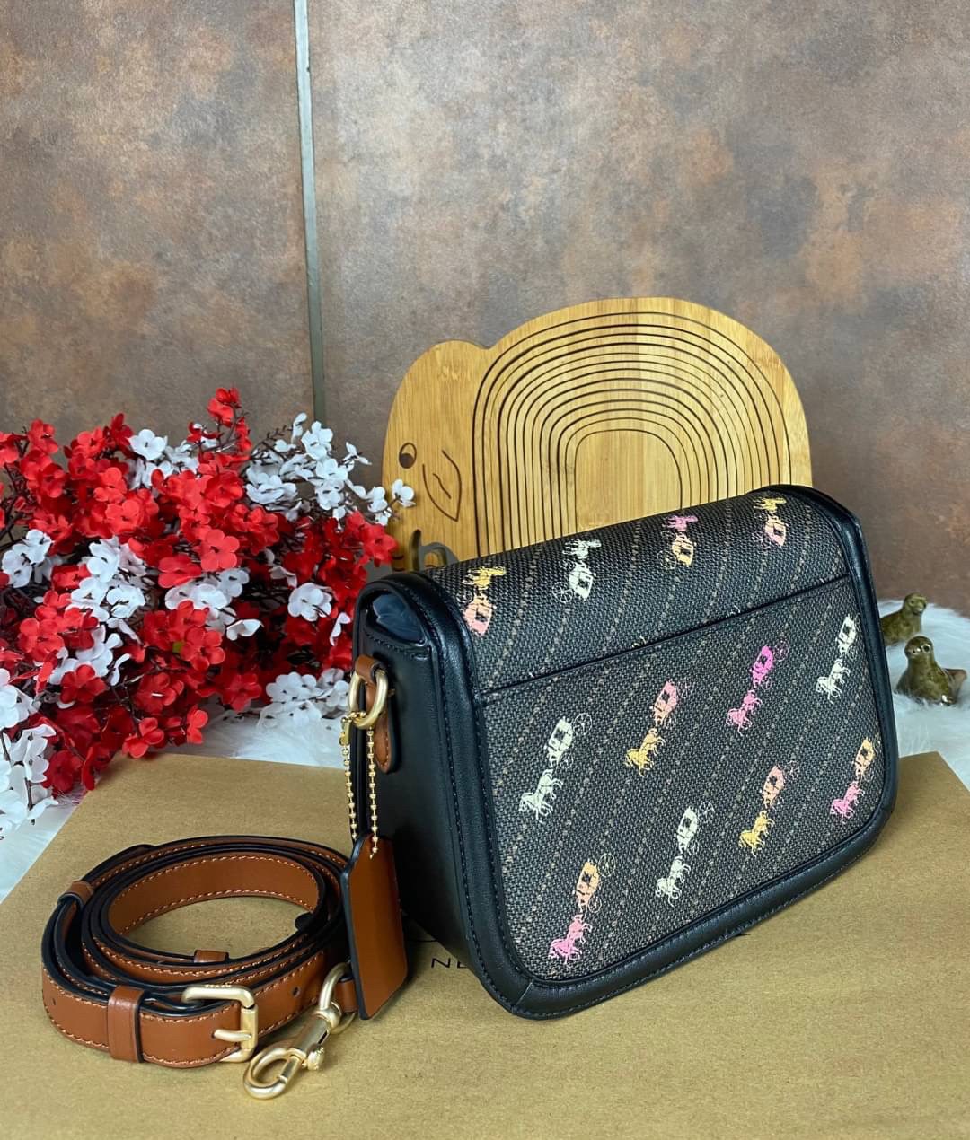 OUTLET 】COACH SADDLE BAG WITH HORSE AND CARRIAGE DOT PRINT (COACH C4059) กระเป๋าสะพายข้าง ลายม้าและรถลาก item ใหม่ที่สาวๆต้องมีนาทีนี้ห้ามพลาด รูปทรงโค้งมน วัสดุ พีวีซี ผ้าใบเคลือบพิมพ์ลายเป็นหนังเรียบ ทนทานและกันคราบสกปรกทั้งสี่ด้านเป็นหนังคุ้มสุดๆ ภายใน