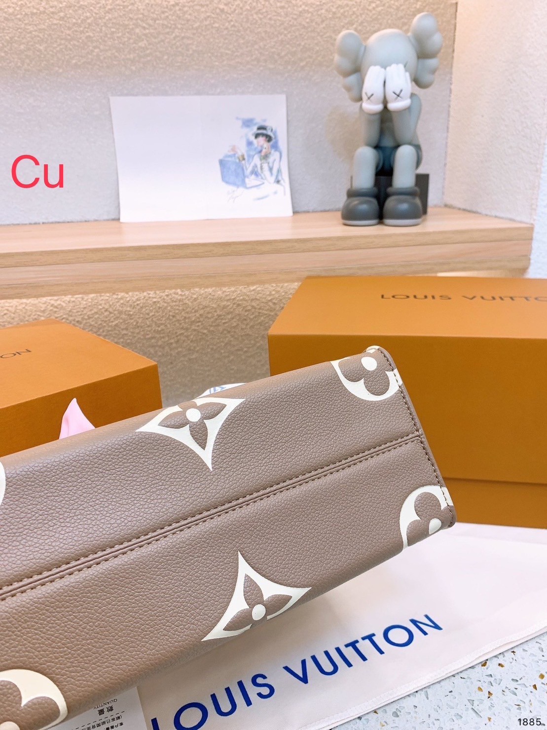 พร้อมส่ง 2 ไซส์ 3 สี 💖💖 LV OnTheGo Leather Handbag / LV Tote Crossbody Bag กระเป๋าทรงโท้ทเวอร์ชั่นดั้งเดิม งานหนังเต็มใบ ปั้มโลโก้เป็นเอกลักษณ์