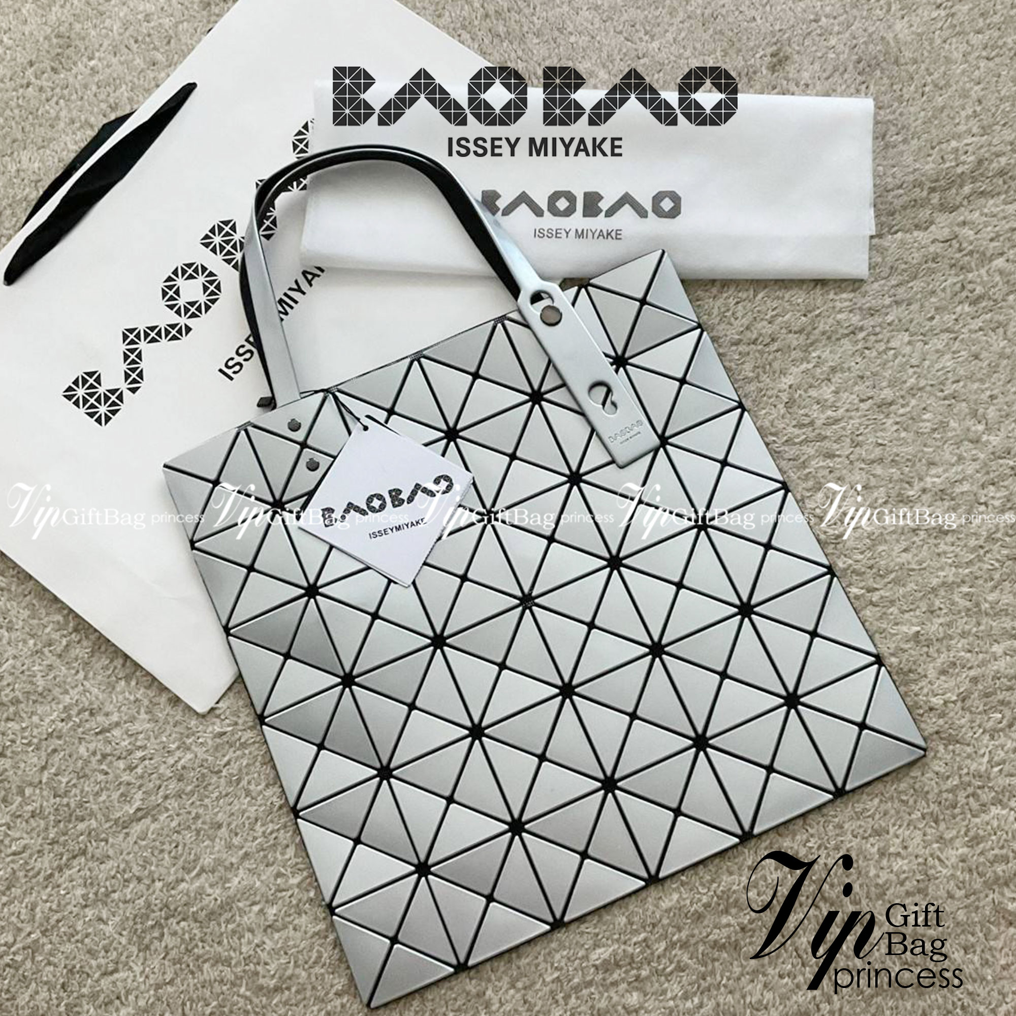 BAO BAO ISSEY MIYAKE TOTE BAG (6x6) กระเป๋าสะพายไหล่ ใบใหญ่ ทรงโท้ท จุดเด่นคือ ปรับได้หลายทรงตามเอกลักษณ์เฉพาะของแบรนด์นี้ ด้านในใส่ของได้เยอะมาก ใส่ไอแพด สมุดโน้ตได้สบายเลย พร้อมช่องซิปใส่ของให้อีกหนึ่งช่อง วัยทำงานหรือวัยนักศึกษา อย่างน้อยต้องมีแบรนด์นี