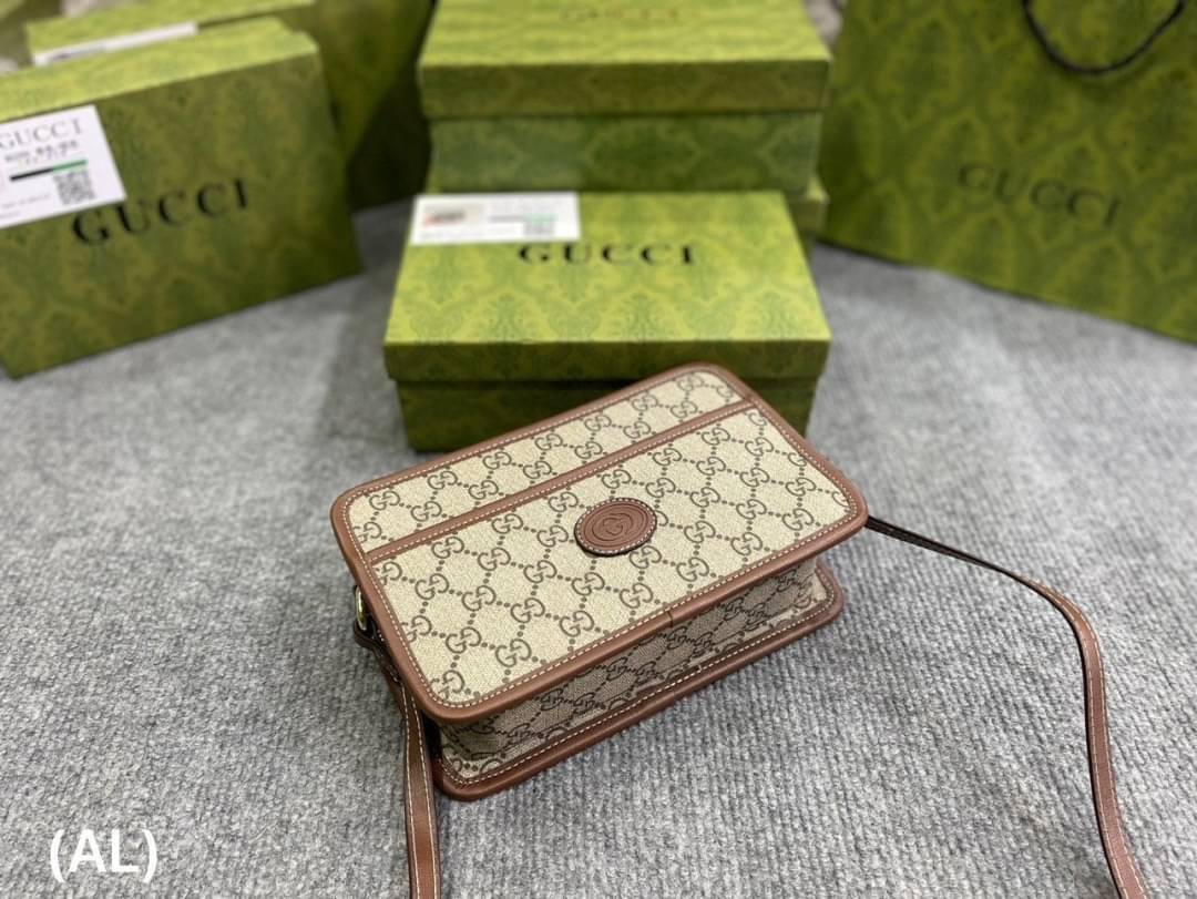 GUCCI Mini bag with Interlocking G กระเป๋าสะพายดีไซน์สวยสไตล์วินเทจดั้งเดิม รูปทรงกล่องใช้งานง่าย ใช้ได้ทั้งชายหญิง คลาสสิคและน่ารักในตัว ใช้ได้หลายโอกาสสะพายคล่องตัว เป็นอีกรุ่นที่แนะนำ ใช้ได้เป็น every look เลยค่ะ