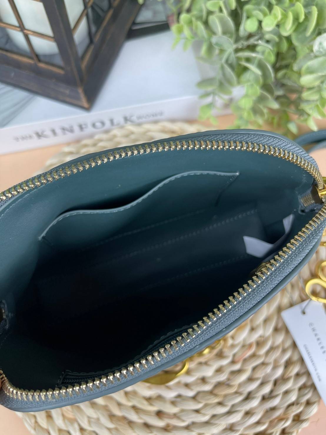 CHARLES & KEITH CHAIN HANDLE PANELLED CROSSBODY BAG กระเป๋าถือ/สะพายข้างทรงสวย วัสดุหนังเรียบแต่งดีไซน์ให้แปลกใหม่โดดเด่น โดยการปั๊มตัวกระเป๋า มีสายโซ่เพิ่มความสง่างามสามารถถือคล้องแขนหรือสะพายไหล่เก๋ๆได้ และยังมีสายสะพายยาวแบบหนังถอดและปรับสายได้อีก 1 เส