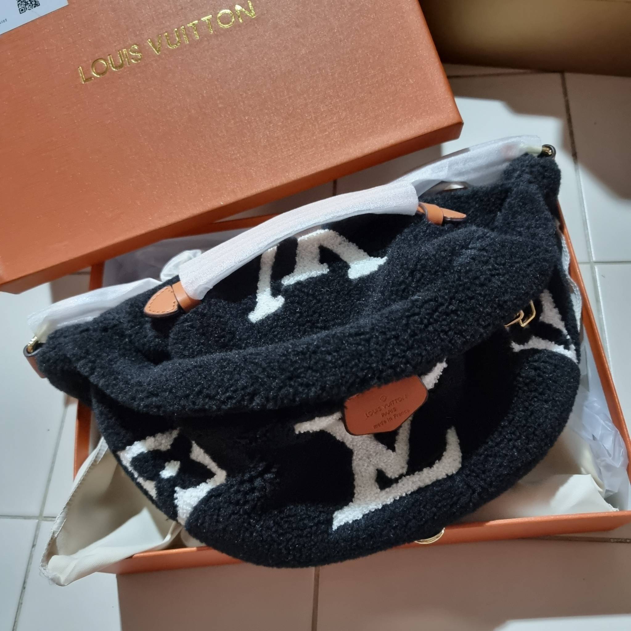 LV BUM BAG MONOGRAM TEDDY FLEECE / LV Teddy Limited Edition Bumbag ไอเท็มที่ต้องมี กับกระเป๋าคาดอก ดีไซน์เอกลักษณ์ โดดเด่นด้วยจัมโบ้ฟ้อนท์สีตัดกับตัวกระเป๋า เปิด-ปิดด้วยซิป ภายในเป็นช่องโล่ง โดยตัวกระเป๋าจะมีหูจับในตัว และสายสะพายที่สามารถปรับได้ตามตัว รุ