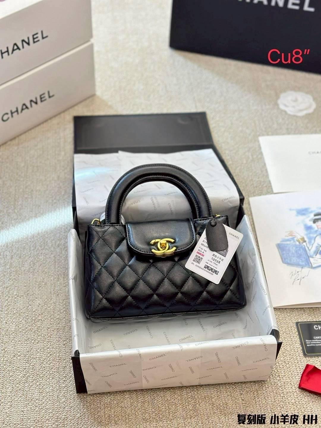 CHANEL 23K Kelly Bag กระเป๋าสะพายทรงสวยเรียบหรู คอลเลคชั่นสุดฮอต กระเป๋าถือ/สะพายข้าง คงเอกลักษณ์ ให้ความเป็นผู้ดีในตัว สวยงาม ภายในโล่งกว้างใส่ของได้พอประมาณ ทรงกระเป๋าโดดเด่นไม่เหมือนใคร