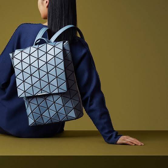 BAO BAO ISSEY MIYAKE Flap Backpacks กระเป๋าสะพายหลังรูปแบบใหม่จะเปิดตัว โดดเด่นด้วยฝาพับรูปสี่เหลี่ยมผืนผ้าที่เปิดและปิดได้ง่าย และรูปทรงแบบมินิมอล เป้สะพายหลังใช้งานได้ดีมาก
