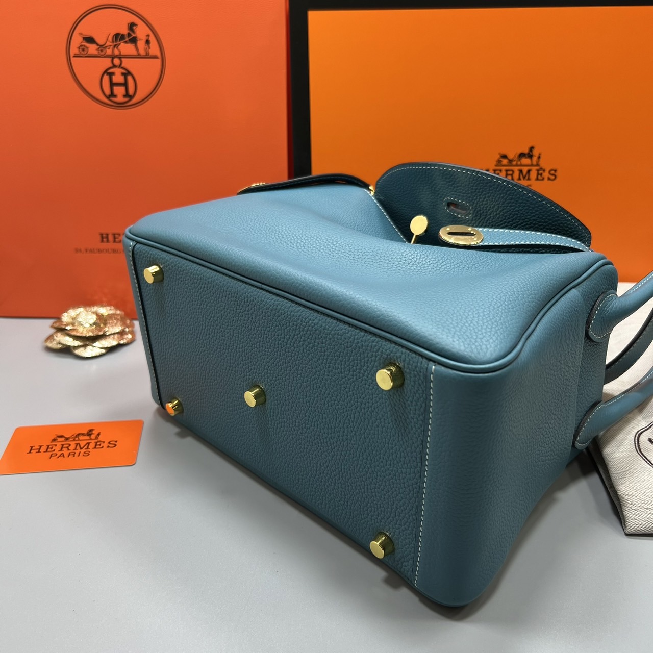 พร้อมส่ง 15 สี HERMES Lindy 26 bag กระเป๋าทรงโท้ทหนังสวยอย่างดี เอกลักษณ์ของความเรียบหรูไฮคลาสอย่างสมบูรณ์แบบ เกรดออริ สลับแท้ งานสวยตามรูป ใช้งานต่างประเทศได้