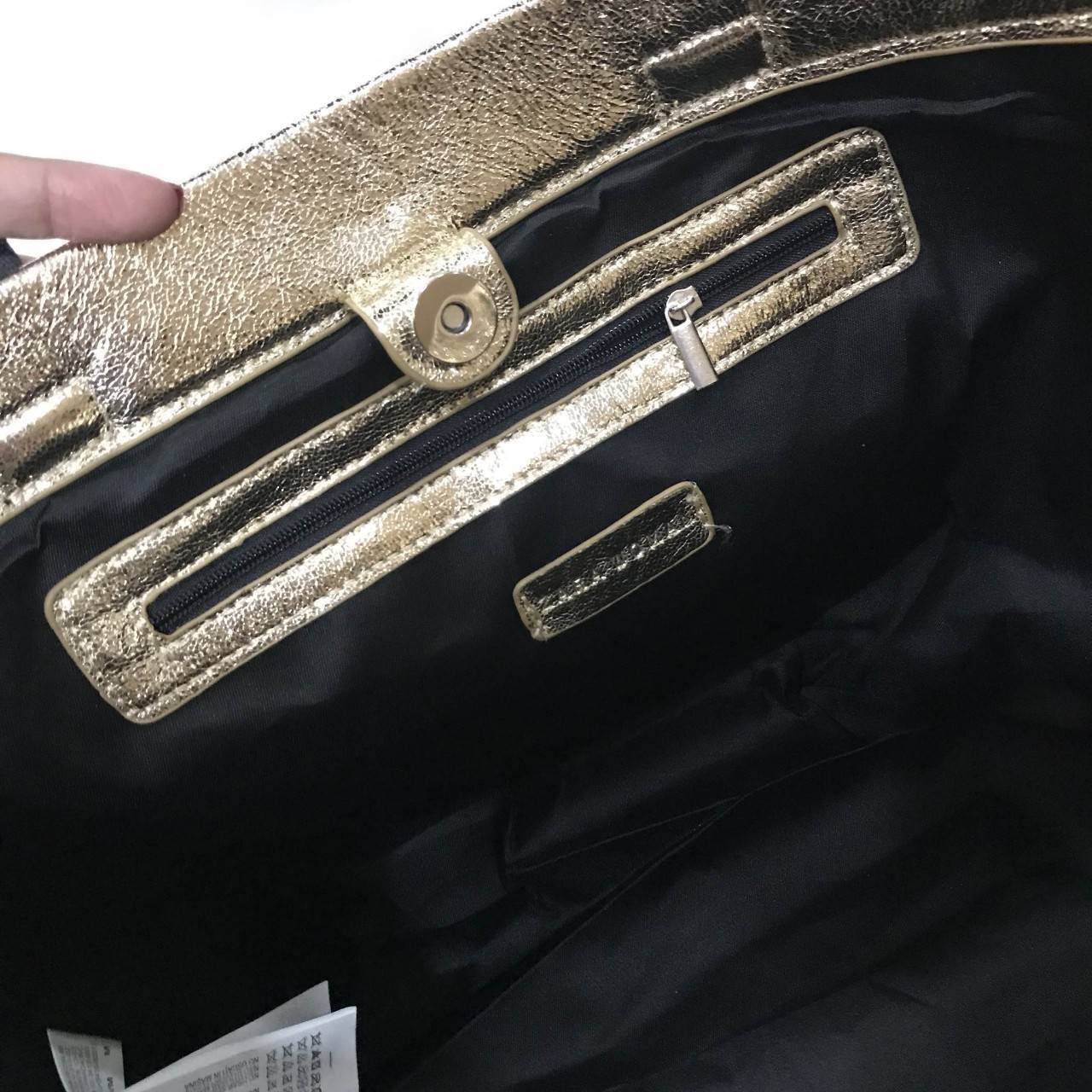 Zara shopper bag กระเป๋าสะพายสี mettalic สุดชิค จากแบรนด์ Zara ค่ะ น้ำหนักเบา สาย print สีดำลายเพิ่มดีเทล มีสายสะพายไหล่ ภายในโล่งกว้าง เปิดปิดด้วยกระดุมแม่เหล็ก ใบนี้จะใช้ไปเรียน ไปทำงานหรือไปเที่ยวก็เหมาะค่ะ