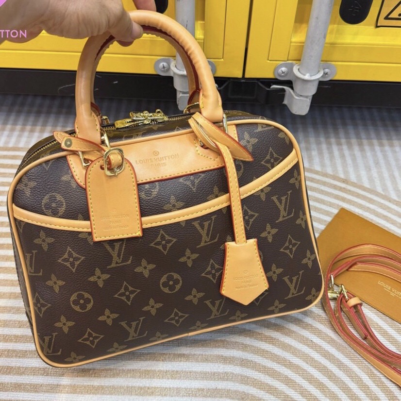 LV Monogram Trouville Handbag กระเป๋าสะพายดีไซน์คลาสสิควินเทจ รูปทรงใช้งานง่ายสะดวกคล่องตัว เรียบง่าย หรู ดูผู้ดี ปากกระเป๋ามีซิปเปิดปิด ภายในโล่งกว้าง พร้อมเสิร์ฟให้ในราคาน่ารักๆ