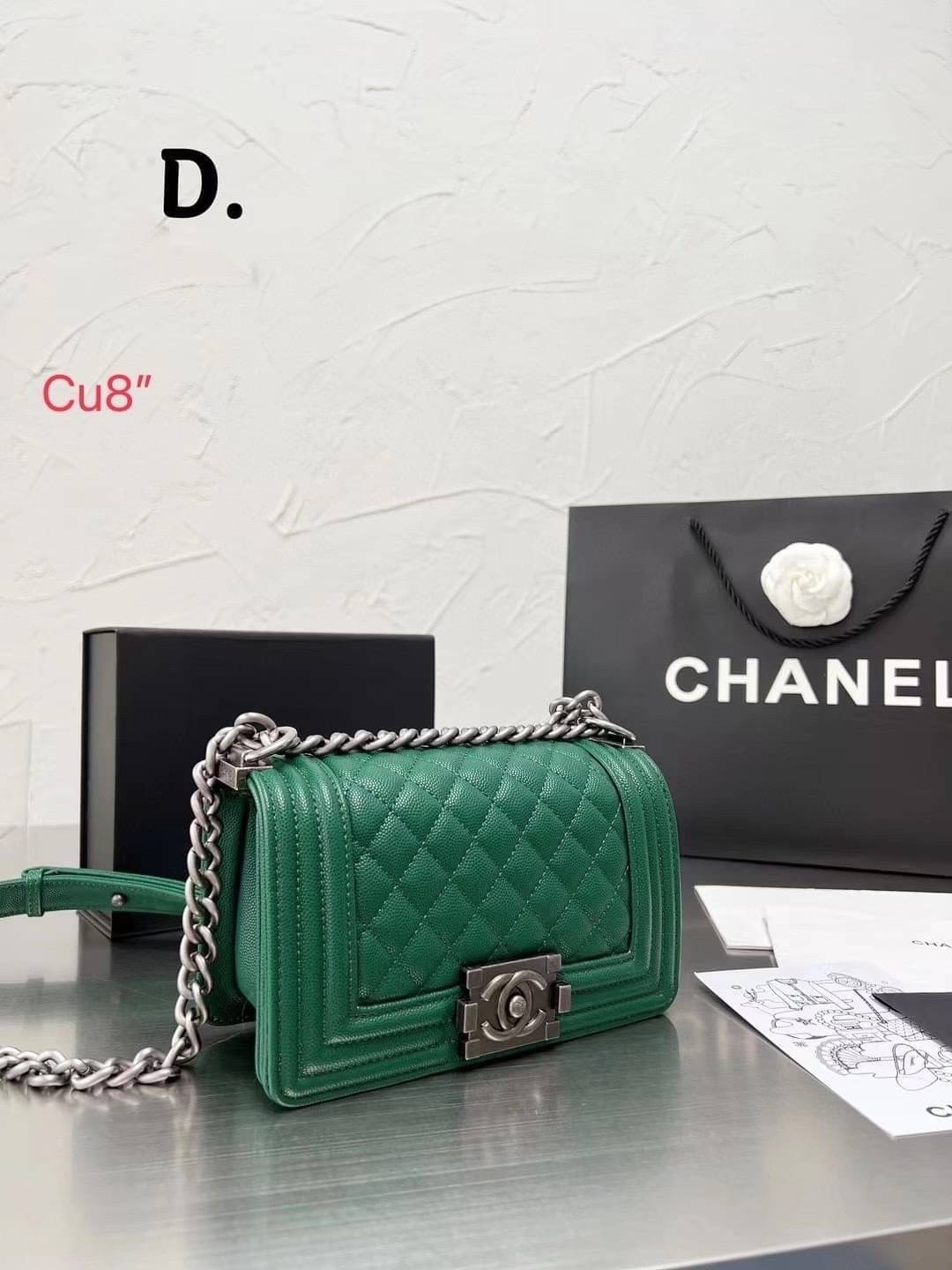 CHANEL BOY 8" กระเป๋าสะพายทรงคลาสสิค มีงานหนังเรียบ และหนังคาเวียร์ อะไหล่เงิน/ทอง ตามรูป สวยหรูมาแต่ไกล สามารถสะพายออกงานได้หลายโอกาส สวยงามไม่ผิดหวังค่ะ