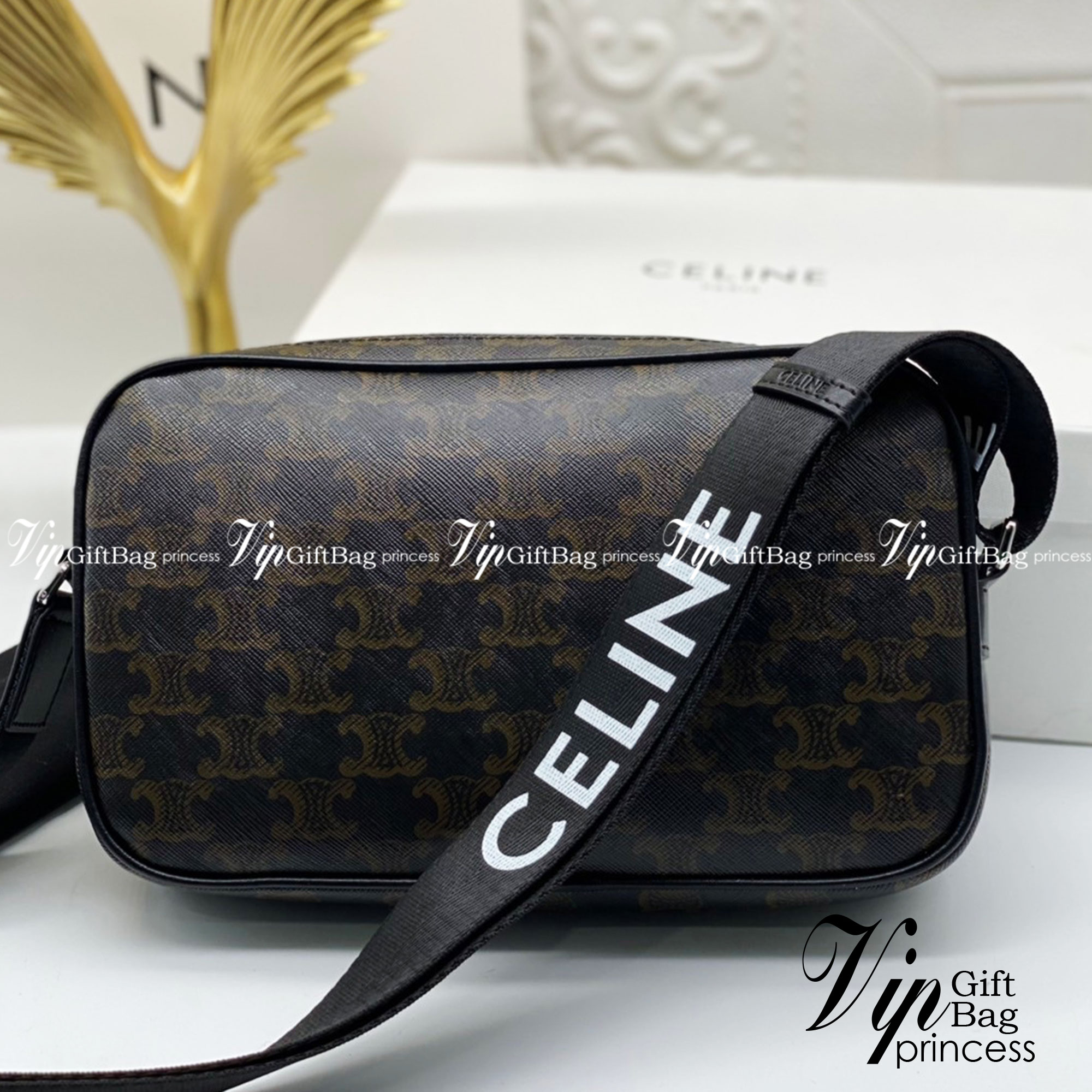 CELINE Medium Messenger bag in Triomphe Canvas / Celine Camera Bag กระเป๋าทรงครอสบอดี้ ใช้ได้ทั้งชายหญิง ขนาดกลางกำลังดี น้ำหนักเบา รูปทรงใช้งานง่าย ภาพสินค้าถ่ายจากงานขายจริง ใช้งานต่างประเทศได้