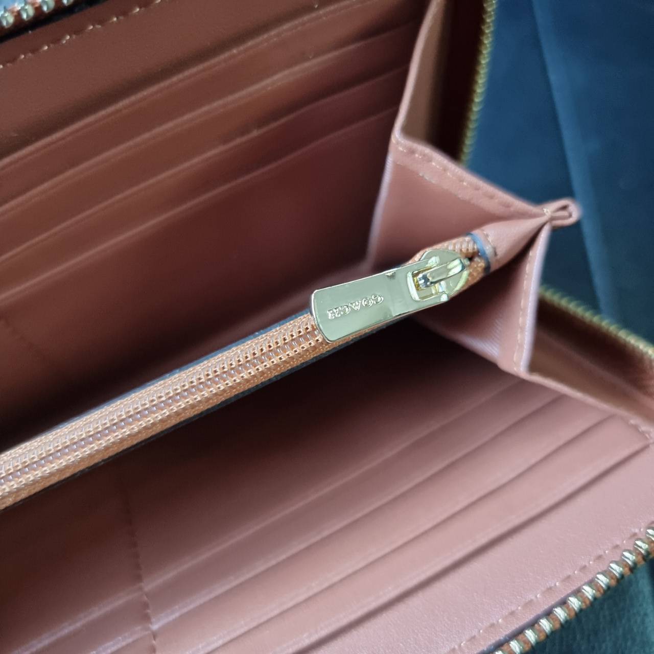 COACH F54630 ACCORDION ZIP WALLET IN SIGNATURE COATED CANVAS WITH LEATHER STRIPE กระเป๋าสตางค์ใบยาวรุ่นคลาสสิค คัดสีขายดีมาให้กันเลยจ้า ♥️ วัสดุหนังแคนวาสเคลือบลาย เปิด-ปิดด้วยซิปรอบ รูดใช้งานง่าย ใส่บัตรได้ มีช่องซิปใส่เหรียญ ใส่มือถือได้ พกใบนี้ใ