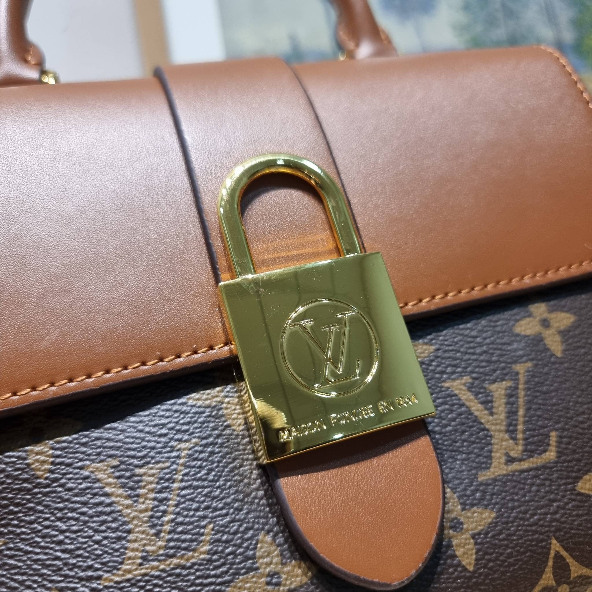 LV LOCKY BB MONOGRAM กระเป๋าสะพายข้าง ดีไซน์หรู ใหม่ล่าสุด สวยถึงบ้านได้ก่อนใคร มีใช้เลิศๆทันปีใหม่แน่นอน คุ้มที่สุด โดดเด่นด้วยอะไหล่ดัมมี่รูปกุญแจสีทอง