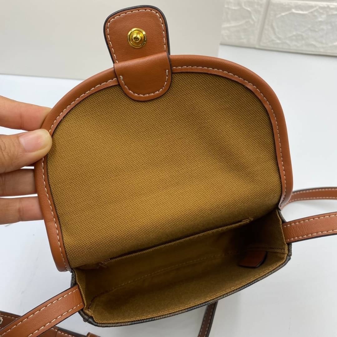 หนังแท้ CELINE MINI BESACE IN TRIOMPHE CANVAS AND CALFSKIN / CELINE CROSSBODY BAG กระเป๋าทรงครอสบอดี้ ลายโมโนแกรมวินเทจ รุ่นที่ดาราเกาหลีใช้กันเยอะมาก และเป็นอีกหนึ่งใบที่ครองใจสาวๆ ทั้งในไทยและเทศ วัสดุหนังแท้ทั้งใบ ขนาดกำลังดี น้ำหนักเบา รูปทรงน่ารักมาก