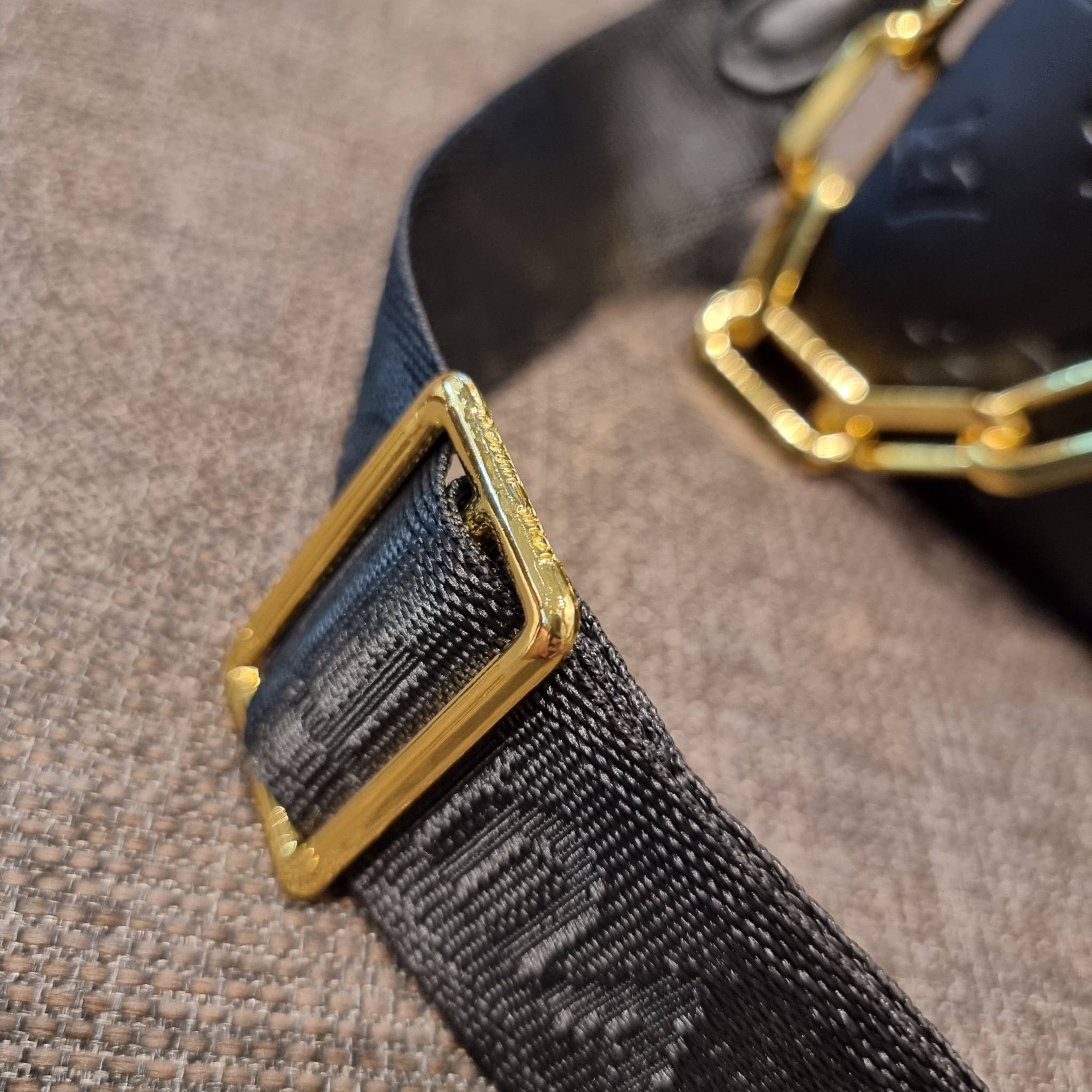 LV HANDLE POUCH MONOGRAM กระเป๋าสะพายกึ่งคลัชท์ สุดล้ำ ใหม่ล่าสุดมาแรงมาก ด้วยความสวยปังตั้งแต่แรกเห็น วัสดุหนังแกะปั๊มลายสวยคม มาพร้อมสาย 2 เส้น เลิศๆ มีสายโซ่ที่มีดีเทลละเอียดไม่ซ้ำ และสายสปอร์ตครอสบอดี้ ที่จะคล้องไว้ทั้งสองเส้นก็ดีงาม หรือสลับใช้ตามลุค