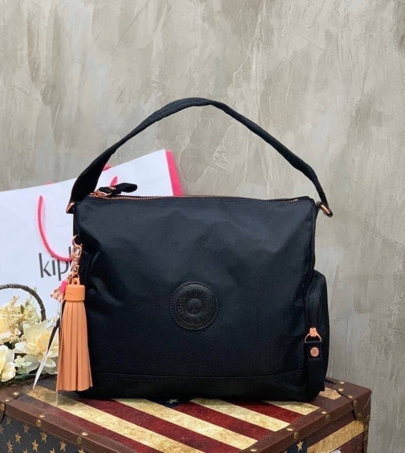 KIPLING ISMAY Medium Tote Bag with Side Pockets คอลเลคชั่นใหม่ล่าสุดจาก Paka Premium กระเป๋าถือหรือคล้องบ่าขนาดกลาง วัสดุ Polyester100% อะไหล่สีRose goldทั้งหมดรวมถึงเจ้าพวงกุญแจmonkeyและพู่หนังrubber เพิ่มความหรูหรา