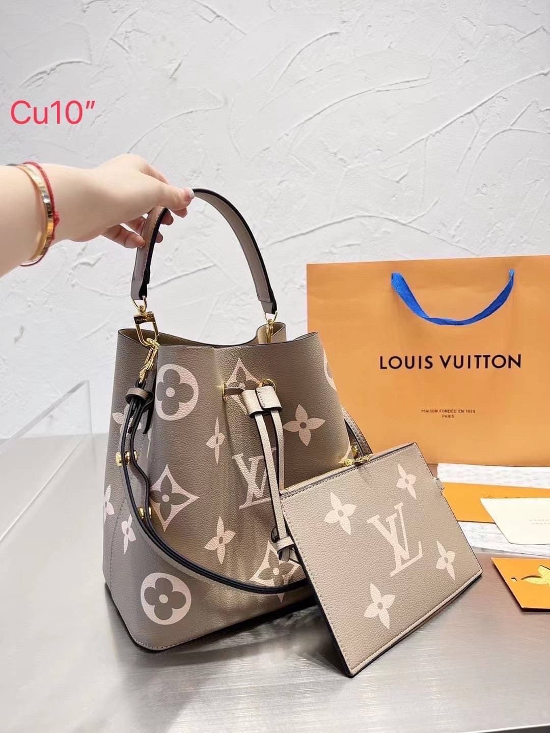 LV Neonoe MM Monogram Flowers / LV Bucket Bag กระเป๋าสะพายทรงบัคเก็ตใบใหญ่ โดดเด่นด้วยการตกแต่งลายพิมพ์ รูดเปิด-ปิดปากกระเป๋าด้วยเส้นหนัง สายสะพายมีให้ถึง 2 แบบ สายคล้องแขน และสายยาวที่สามารถปรับสะพายไหล่หรือสะพายข้างก็ได้ ภายในแบ่งสัดส่วนไว้สวย จุของได้ค