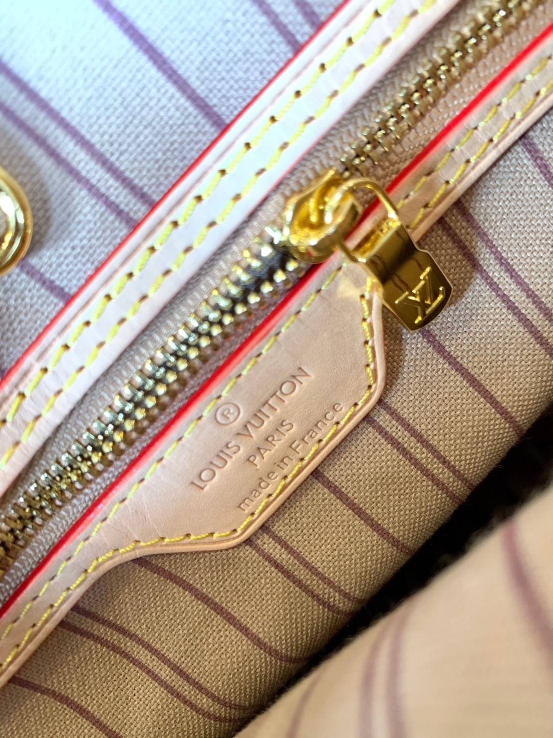 VIP 】LOUIS VUITTON NEVERFULL MM พร้อมส่ง มาพร้อมใบลูก สุดคุ้มค่าา❗️ กระเป๋าหิ้ว//คล้องไหล่ ใบใหญ่ ทรงสุดฮิตจาก LV premium gift เคาเตอร์ ตปท. หนังแท้ นิ่มลายLV ทั้งใบสวยงามค่ะ ปากกระเป๋ามีตัวคล้อง ภายในกระเป๋กว้างมากๆ สาวๆที่สัมภาระเยอะหายห่วงเลยค่ะ