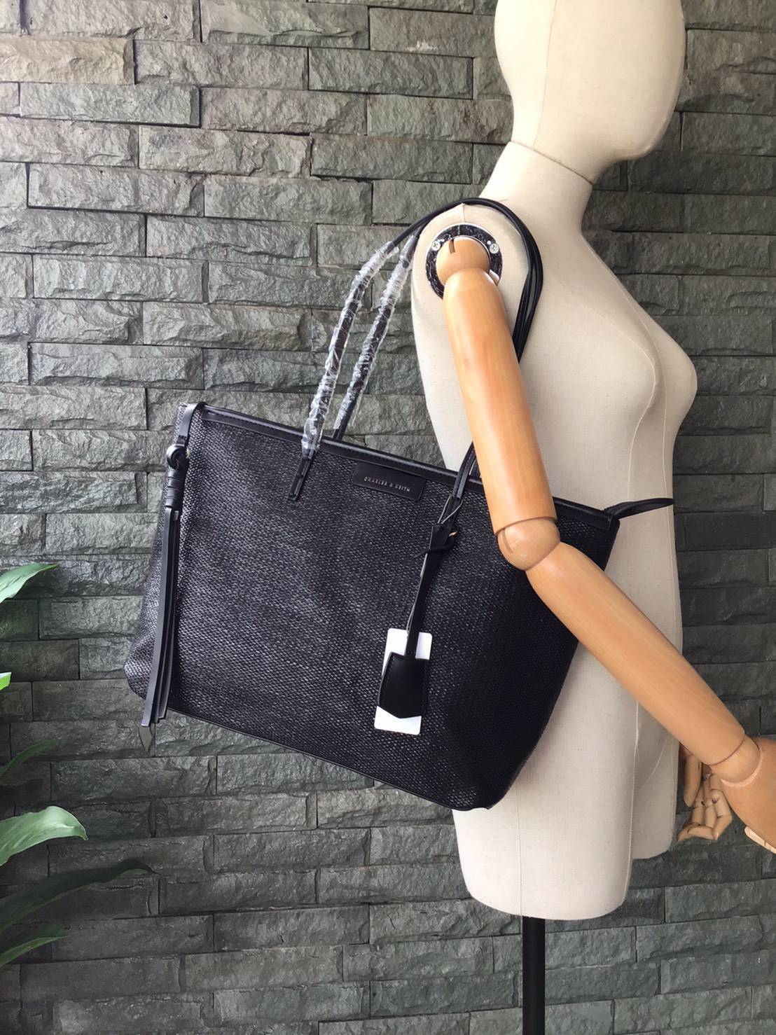 Charles & Keith Black Textured Tote Bag ฮอตฮิตตลอดกาลสำหรับรุ่นนี้ รุ่นยอดนิยม!! มากี่รอบกี่รอบก็ขายดี ใครไม่มีรุ่นนี้ติดตู้ไว้ถือว่าเชยมาก(!!) กระเป๋าสะพายทรง Shopping bag ใบใหญ่จุของได้ใจ น้ำหนักเบา โดดเด่นด้วย Textured วัสดุสานรอบใบ ตัดขอบหนัง สวยอยู่ท