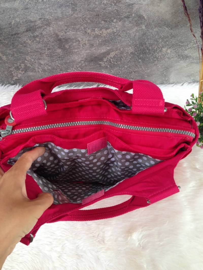 Kipling รุ่น Cicele กระเป๋าสะพายไหล่ใบใหญ่ สวยน่ารัก ตัวกระเป๋าด้านในเป็นช่องโล่งแบบปิดเปิดด้วยซิป มีช่องซิปด้านใน ด้านข้างกระเป๋า มี 2 ช่อง ปิดเปิด ด้วยเทป พร้อมที่ใส่โทรศัพท์ ปากกา และ MP 3 ในส่วนด้านใน และ ด้านข้างกระเป๋า ซ้าย-ขวา เป็นช่องขนาดเล็กสำหรั