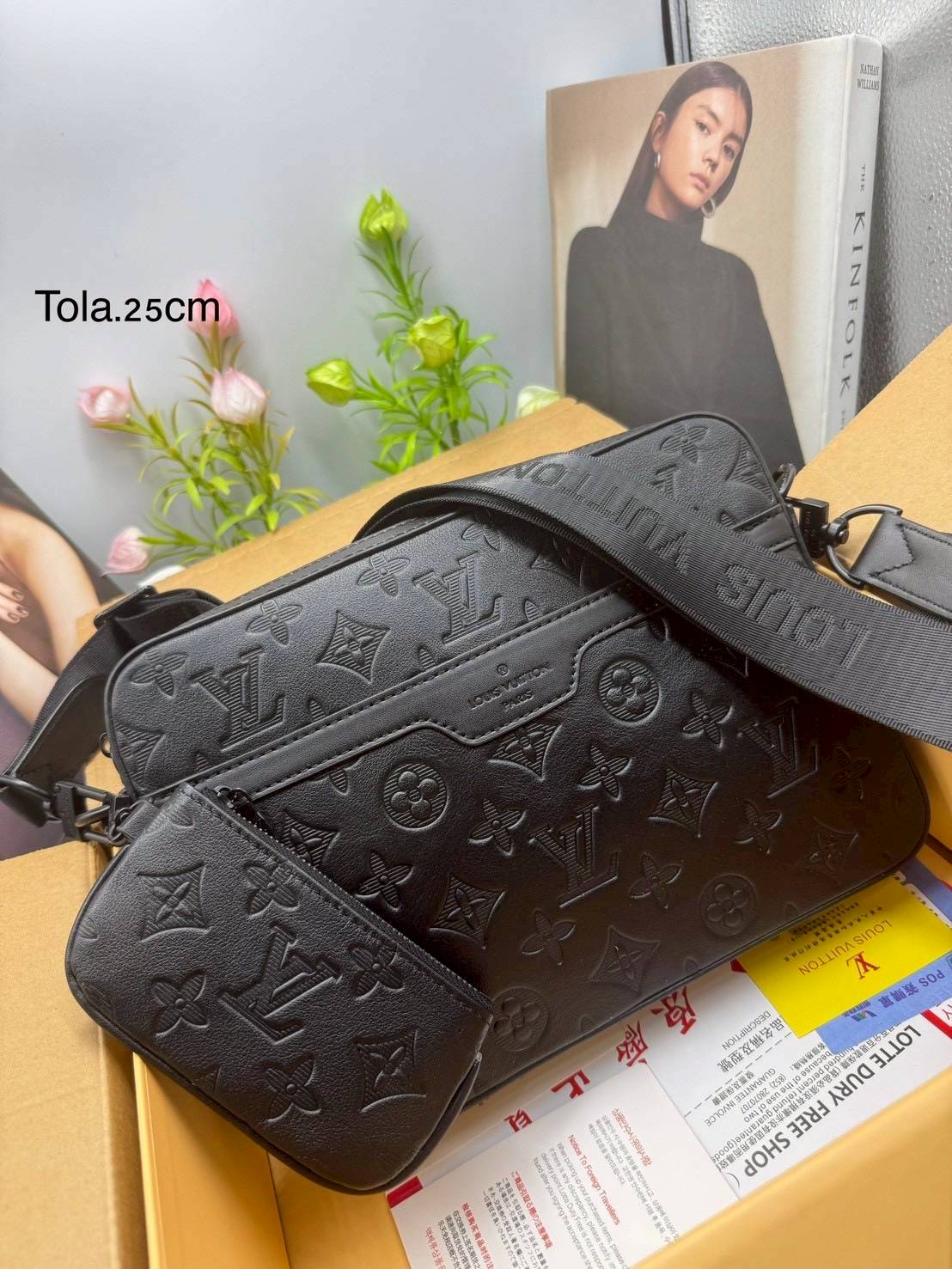 LV Trio Messenger bag Monogram-embossed กระเป๋าสะพายทรงแมสเซ็นเจอร์ ดีไซน์ทันสมัยในโทนสีสปอร์ต สีดำสุดคลาสสิกไฮคลาสอย่างลง ไอเท็มที่หนุ่มๆต้องไม่พลาด