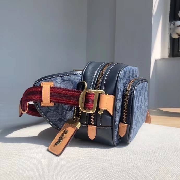 COACH BELT BAG IN SIGNATURE CHAMBRAY (3685) ❤️ใช้ได้ทั้งชาย//หญิงค่ะ กระเป๋าคาดอก วัสดุผ้าแคนวาส+หนังแท้ค่ะ ด้านหน้ามีช่องซิปขนาดกลาง ใส่มือถือได้ค่ะ ช่องซิปหลักเปิดปิดแบบซิปคู่ ภายในกว้าง ใส่ของจำเป็นได้ครบเลยนะคะ มีช่องซิปสำหรับใส่ของจุกจิกให้อีก