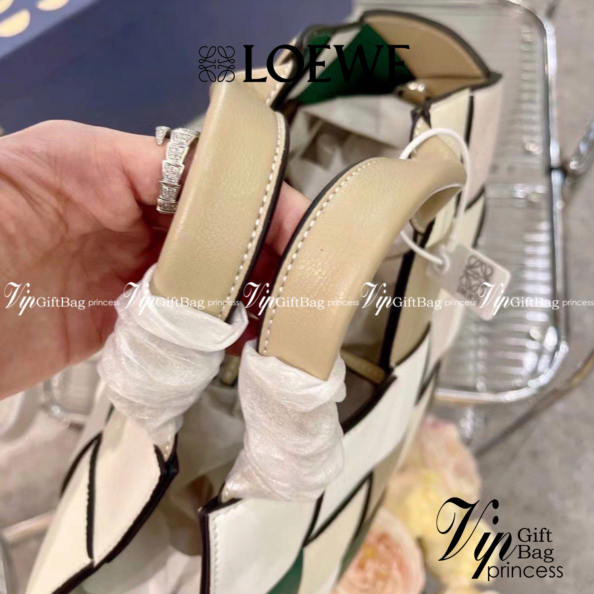 LOEWE SURPLUS LEATHER WOVEN BASKET BAG IN CLASSIC CALFSKIN พร้อมส่ง 5 สี ใหม่ล่าสุดและสวยที่สุด กระเป๋าสะพานที่ถักทอด้วยความปราณีต โดดเด่นด้วยสีที่จับมาคอนทราสได้ลงตัว ใบใหญ่จุได้แบบเน้นๆ วัสดุหนังวัวแท้เต็มใบ หรูเลิศ ปากกระเป๋ามีสายหนังสำหรับผูกรวบปากกระ