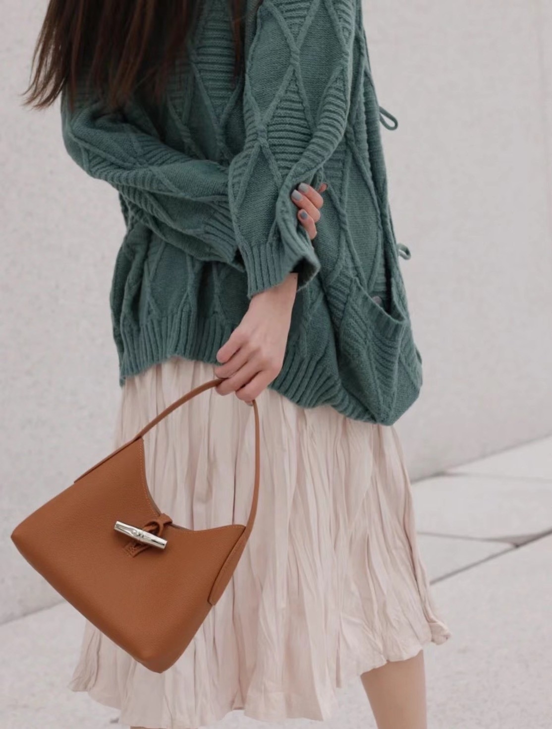 LONGCHAMP ROSEAU Hobo bag กระเป๋าสะพายไหล่ขนาดเล็ก วัสดุหนังวัว อะไหล่เงิน เป็นการผสมผสานสไตล์ที่เรียบง่าย Roseau อันเป็นสัญลักษณ์ใหม่ทั้งหมด เรียบง่าย สะดวกใช้ ประดับด้วยเข็มกลัดไม้ไผ่อันเป็นสัญลักษณ์ของแบรนด์ เรียบหรู แต่ดูดี ในแบบฉบับของ Longchamp ห้าม