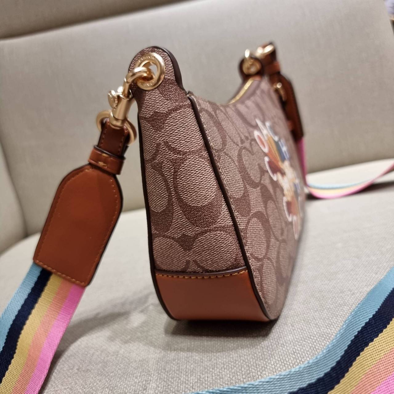 COACH C7264 C6823 C6817 JES BAGUETTE IN SIGNATURE CANVAS คอลเลคชั่นใหม่ล่าสุด พร้อมเสิร์ฟความสวยถึงบ้านเช่นเคย!! กระเป๋าสะพายทรงบาแกตต์ ดีไซน์ย้อนยุค ที่แอบแฝงความเรียบหรูดูแพงอยู่ในตัว โดดเด่นด้วยสายสะพายเส้นใหญ่ โทนสีคอนทราส ทำให้ไอเท็มนี้ดูมีลูกเล่นมาก