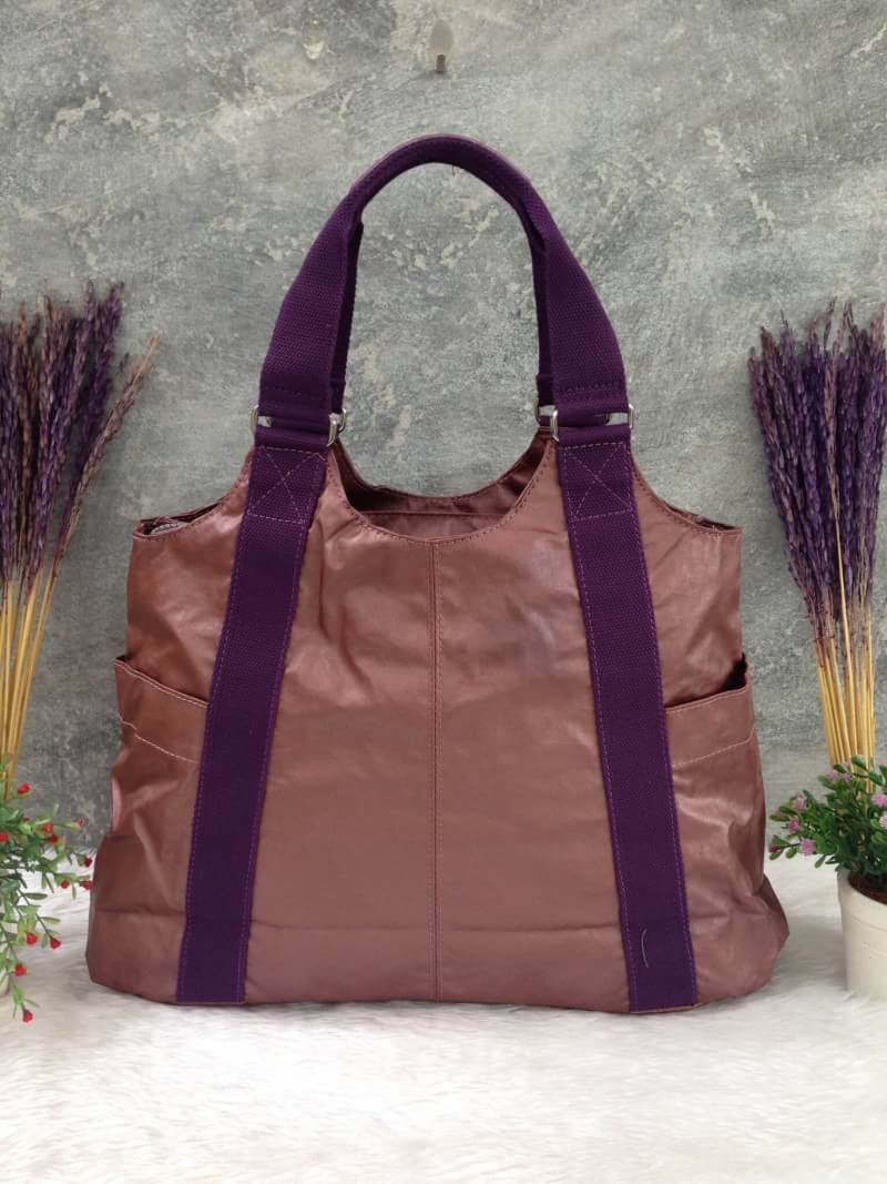 Kipling รุ่น Cicele กระเป๋าสะพายไหล่ใบใหญ่ สวยน่ารัก ตัวกระเป๋าด้านในเป็นช่องโล่งแบบปิดเปิดด้วยซิป มีช่องซิปด้านใน ด้านข้างกระเป๋า มี 2 ช่อง ปิดเปิด ด้วยเทป พร้อมที่ใส่โทรศัพท์ ปากกา และ MP 3 ในส่วนด้านใน และ ด้านข้างกระเป๋า ซ้าย-ขวา เป็นช่องขนาดเล็กสำหรั