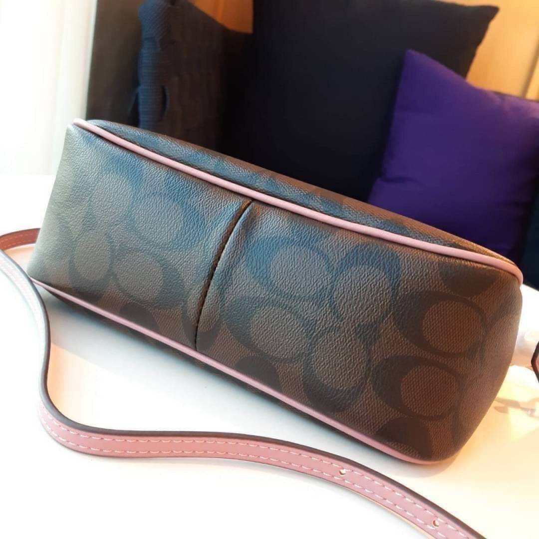 COACH F58321 TOP HANDLE POUCH อีกรุ่นฆ่าไม่ตาย!! 😎 ขายดีขายหมด ขายรวยขายปังๆ!! กระเป๋าพอชจากโค้ช ทรงใช้งานง่าย สะดวก กะทัดรัด วัสดุหนังแคนวาสเคลือบคุณภาพดี มาพร้อมสายคล้องในตัว และสายสะพาย crossbody ปรับเปลี่ยนได้ตามสไตล์ อีกหนึ่งไอเท็มที่สาวๆต้อง