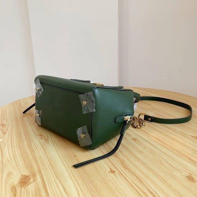 TORY BURCH KIRA PEBBLED SATCHEL BAG รุ่น 74650 กระเป๋าสะพาย Crossbody หนัง togo อะไหล่ทอง ทรงสวยสุดฮิต เป็นรูปทรงใหม่ มาแรงที่สุดในตอนนี้!! สัมผัสนุ่มมือ ตั้งอยู่ทรง ออกแบบเก๋ไก๋ สามารถปรับใช้ได้ 2 แบบ ไม่เหมือนใคร เปิดปิดด้วยซิป ภายในบุผ้าอย่างดี ช่องหลั