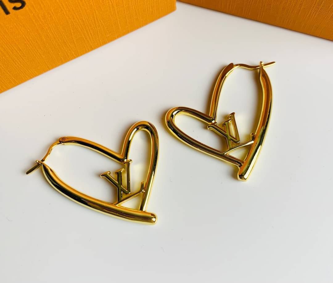 LV earring / Louis Vuitton earring ต่างหูหลุยส์ เกรดออริจินอล งานเคลือบโลหะทอง ไม่ลอกไม่ดำ เงาสวยคล้ายของจริงมากที่สุด สวยหรูหรา ผู้ดี ไฮโซสุดๆ งานเล่นไฟสวยมากค่ะ คอนเฟิม !!!!! เกรดสั่งทำแบบละเอียดที่สุด เก็บรายละเอียดครบ ปั้มโลโก้ สวยมากค่ะ