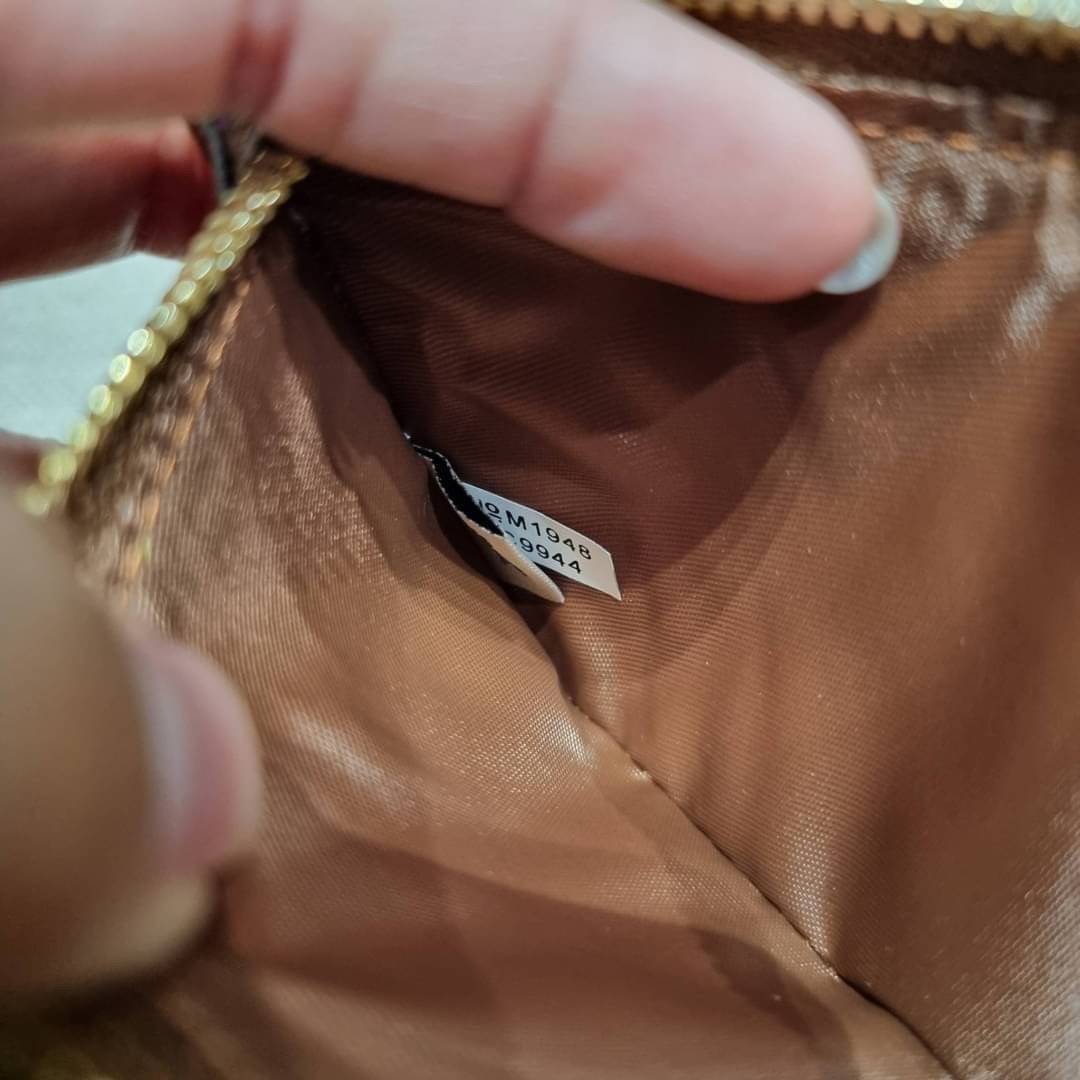 COACH C9944 TECH WALLET IN RAINBOW SIGNATURE CANVAS ดีไซน์ใหม่ คอลเลคชั่นสวยหรู กระเป๋าสตางค์พร้อมสายคล้องมือ ง่ายต่อชีวิตมากจ้า!! มันดี มันพร้อม มันสวยจริงจัง!! ใส่ได้ทั้งบัตร และโทรศัพท์ก็ใส่ได้ทุกรุ่น แถมยังมีช่องซิปแยกไปอีก ช่องเยอะไม่ต้องห่วงจริงๆ วั