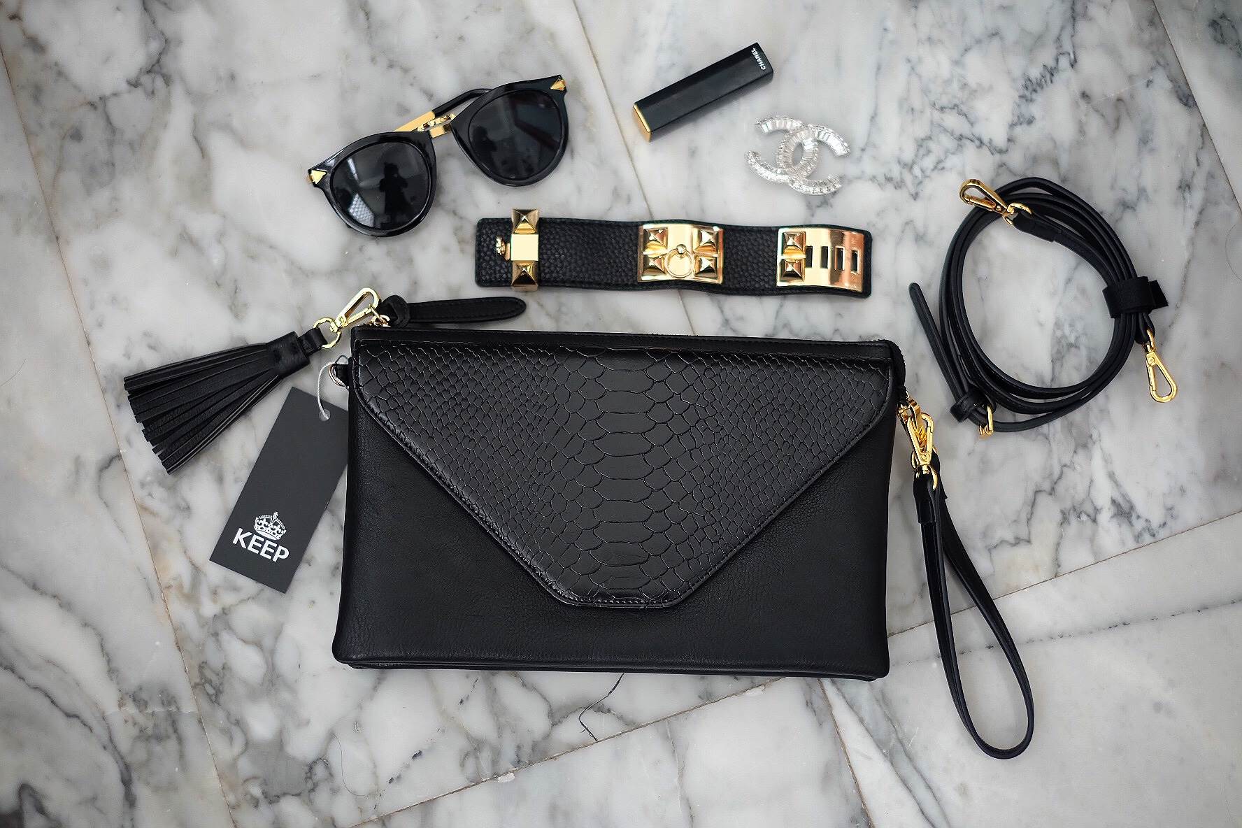 มาตามคำเรียกร้องคะสำหรับ size นี้ รอบนี้ ได้ ของ KEEP BRAND มาคะ รับรองความสวย 😍กระเป๋า KEEP Doratry shoulder &clutch bag ตัวกระเป๋าผลิตจากหนังแกะเทียม ตัดกับ ลายงู ลายหนังชัดเจน สวย อะไหล่ทองเพิ่มความหรูให้กับกระเป๋าสุดๆคะ 🌵จุดเด่นคือ สาม