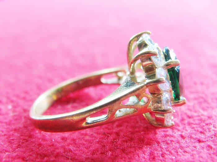 สินค้าจองค่ะ แหวนมรกตทองเหลืองล้อมเพชรแบบผู้หญิง(ราศีพฤษภ)แบบ1ค่ะ