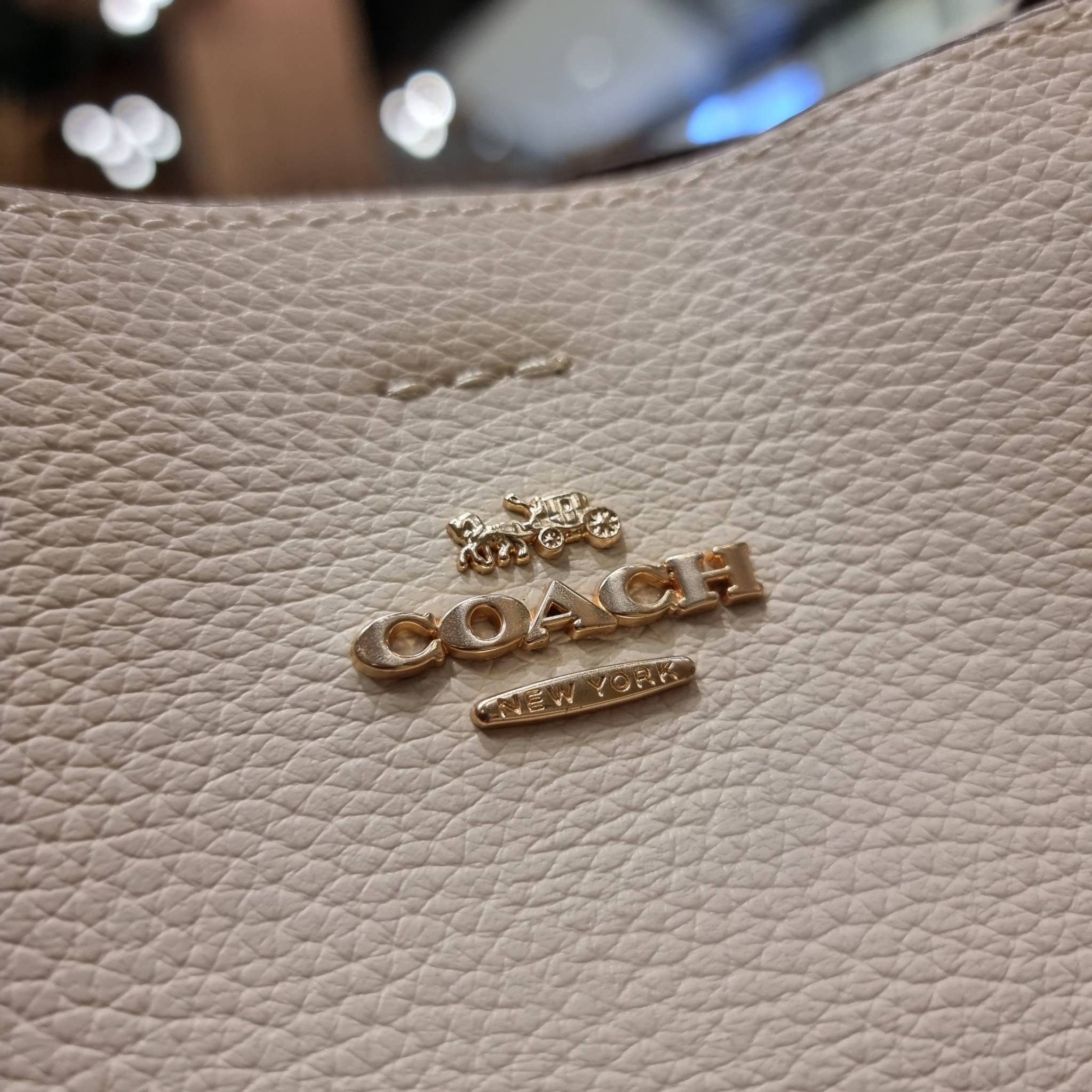 COACH 1011 SMALL TOWN BUCKET BAG รุ่นยอดนิยมใบเล็ก กระเป๋าทรงบัคเก็ต สีคลาสสิคเรียบหรู ตัดกับโลโก้สีทองดูโดดเด่น วัสดุหนัง pepble สวยคมทุกมุมจริงๆ!! เปิด-ปิดด้วยกระดุมแม่เหล็กทั้ง 2 ฝั่ง ภายในเป็นช่องโล่ง มาพร้อมสายสะพายปรับได้ตามตัว ขนาดใบนี้กำลังสวย สะพ