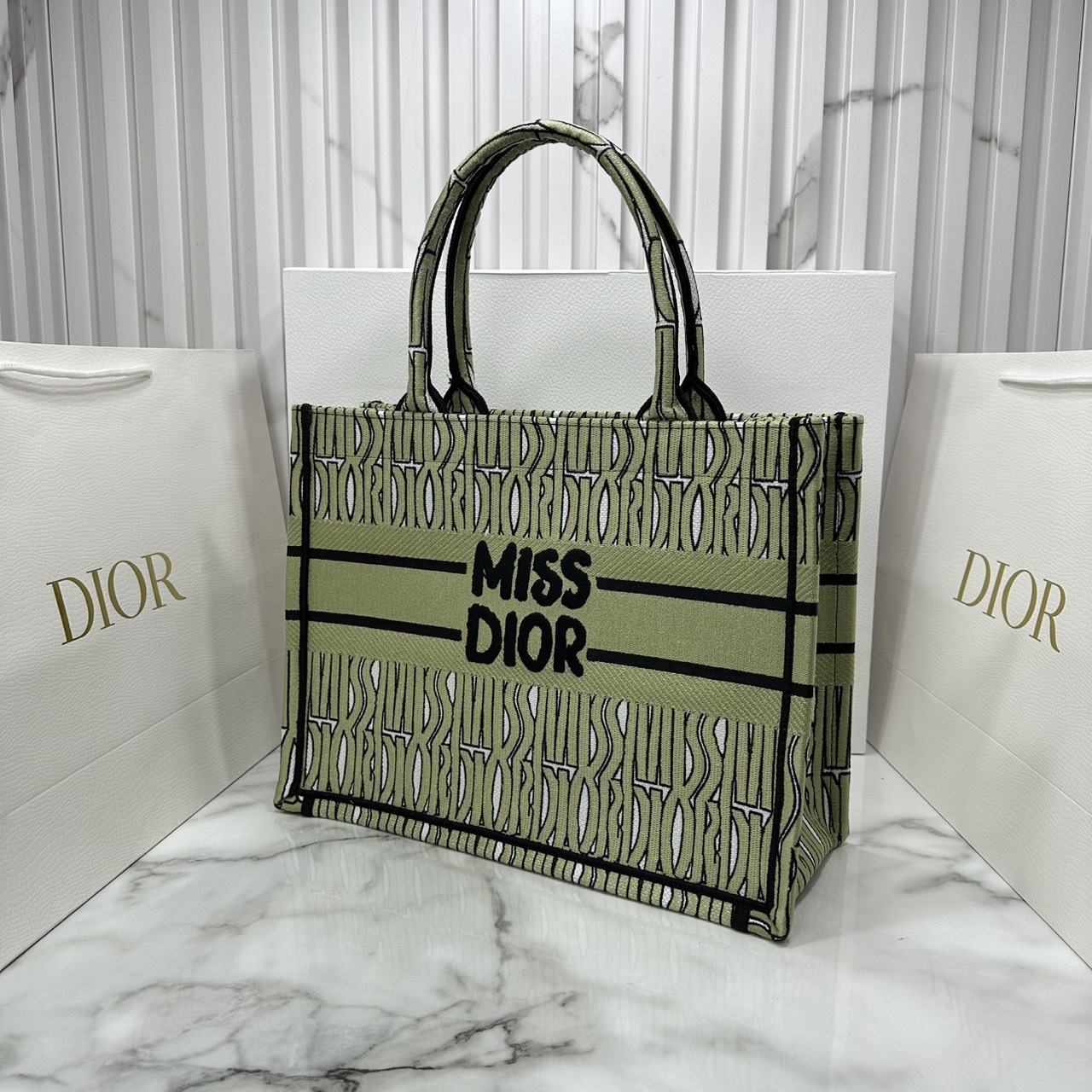 ORI หนังแท้ | Dior Miss Dior Allover Book Tote Handbag 14" กระเป๋าทรงโท้ทคอลใหม่ ดีไซน์ลวดลายกราฟฟิกสวยงามและหรูหราโดดเด่นไม่เหมือนใคร