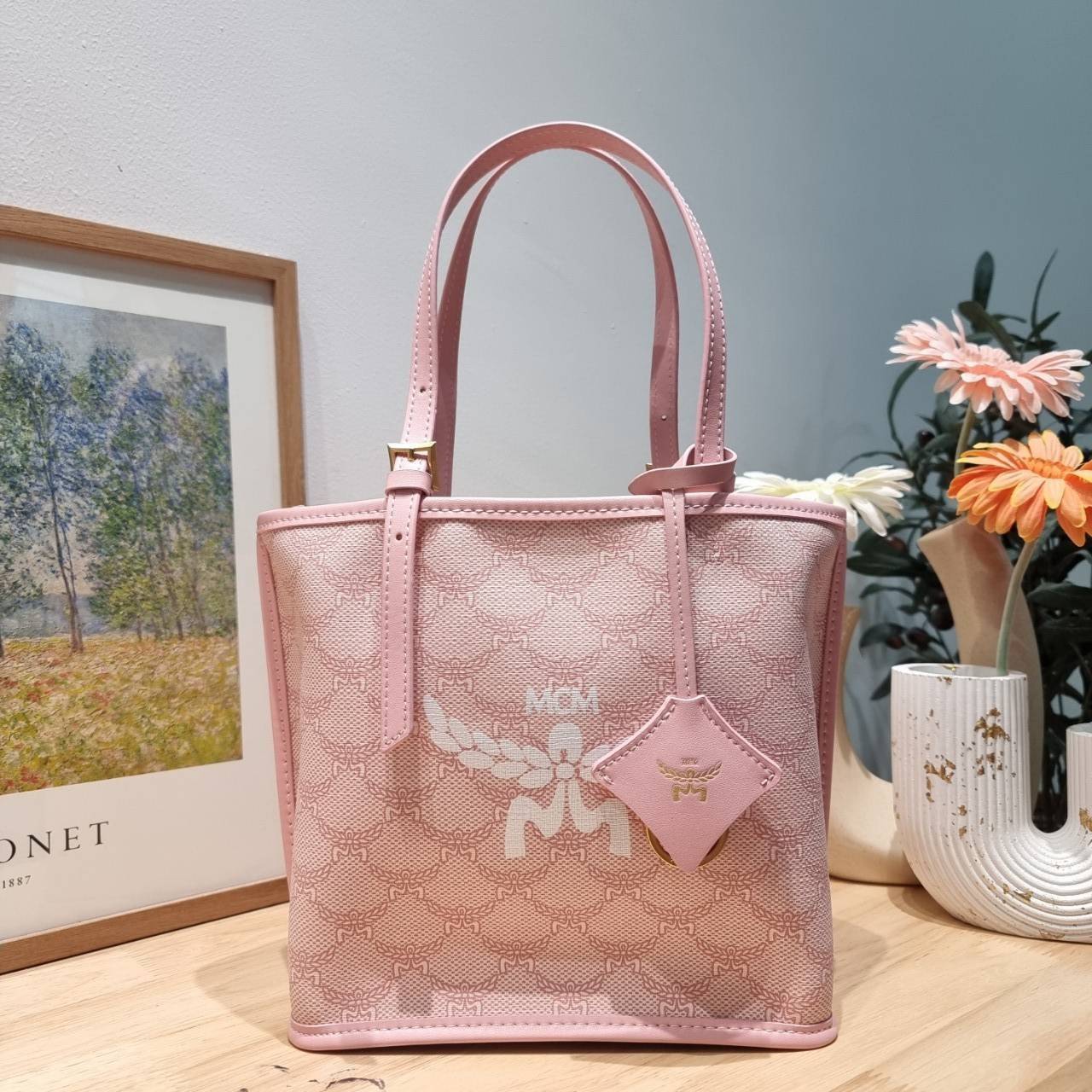 M.C.M MINI HIMMEL SHOPPER IN LAURETOS คอลเลคชั่นใหม่ พร้อมสีใหม่ ดีไซน์ละมุน น่าใช้มากๆ กระเป๋าทรงช้อปปิ้ง เรียบหรู