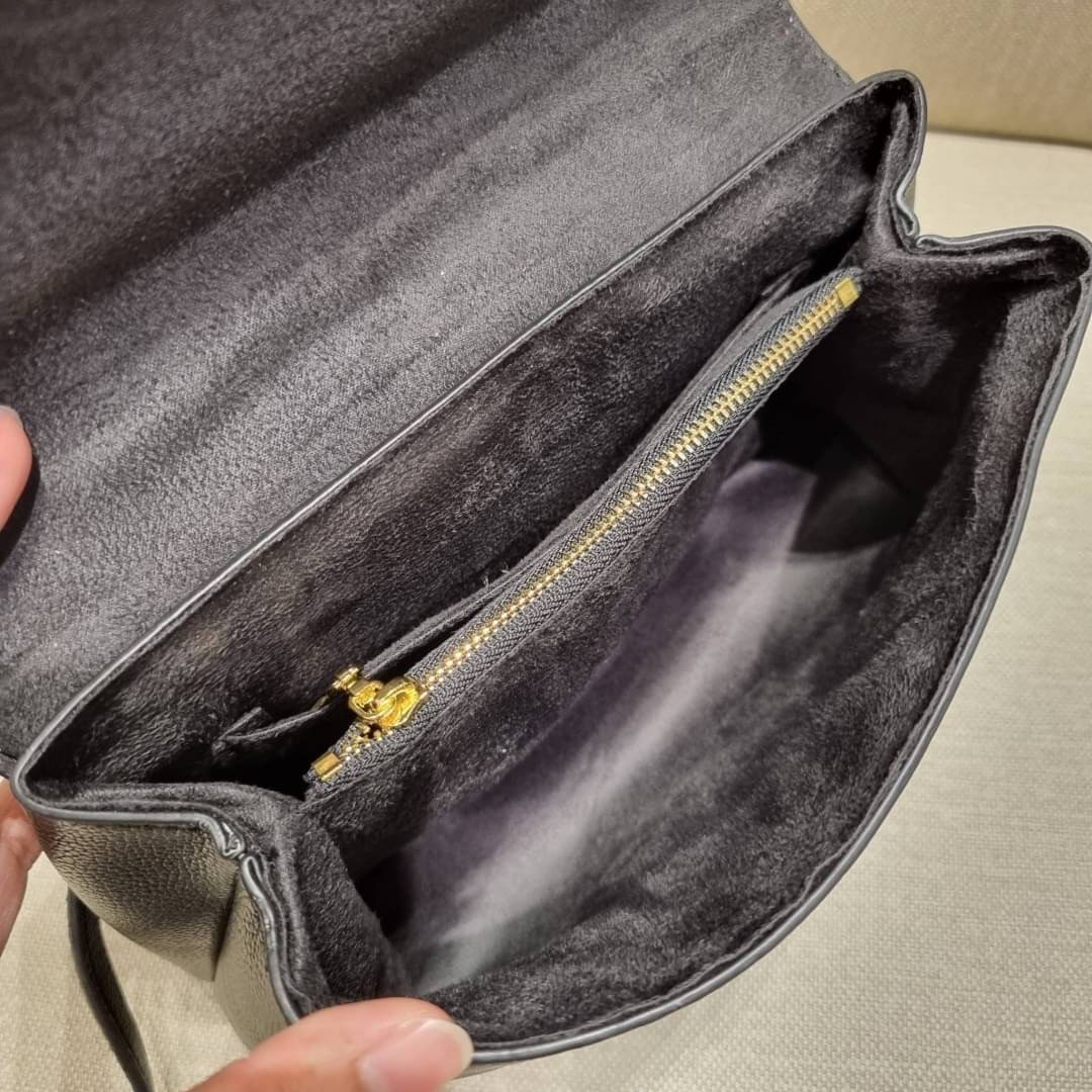 VIP 🥂 LV MADELEINE BAG ใหม่ล่าสุด อีกหนึ่งรุ่นคลาสสิคหายาก ที่สาวๆรอคอย กระเป๋าถือ/สะพายข้าง ดีไซน์เรียบง่าย แต่เต็มไปด้วยดีเทลความหรู วัสดุหนังวัวปั๊มลายเอกลักษณ์ เปิด‐ปิดด้วยอะไหล่กดล็อคสีทองหรู และมีพวงหนังห้อยพิเศษแถมมาให้ด้วย ภายในแบ่งสัดส่วน