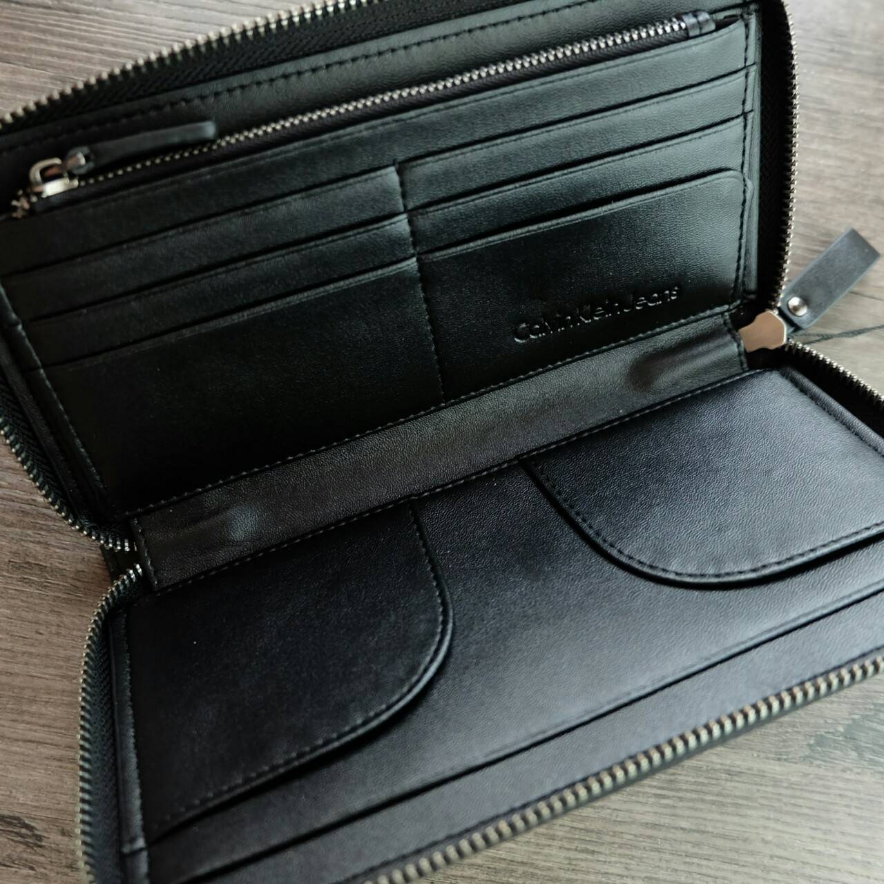 Calvin Klein Long Wallet กระเป๋าสตางค์ใบยาวซิปรอบ ภายในมีช่องใส่ธนบัตร ช่องใส่บัตรหลายช่อง และช่องซิปสำหรับใส่เหรียญ จะมอบเป็นของขวัญหรือใช้เองก็แนะนำเลยค่ะ