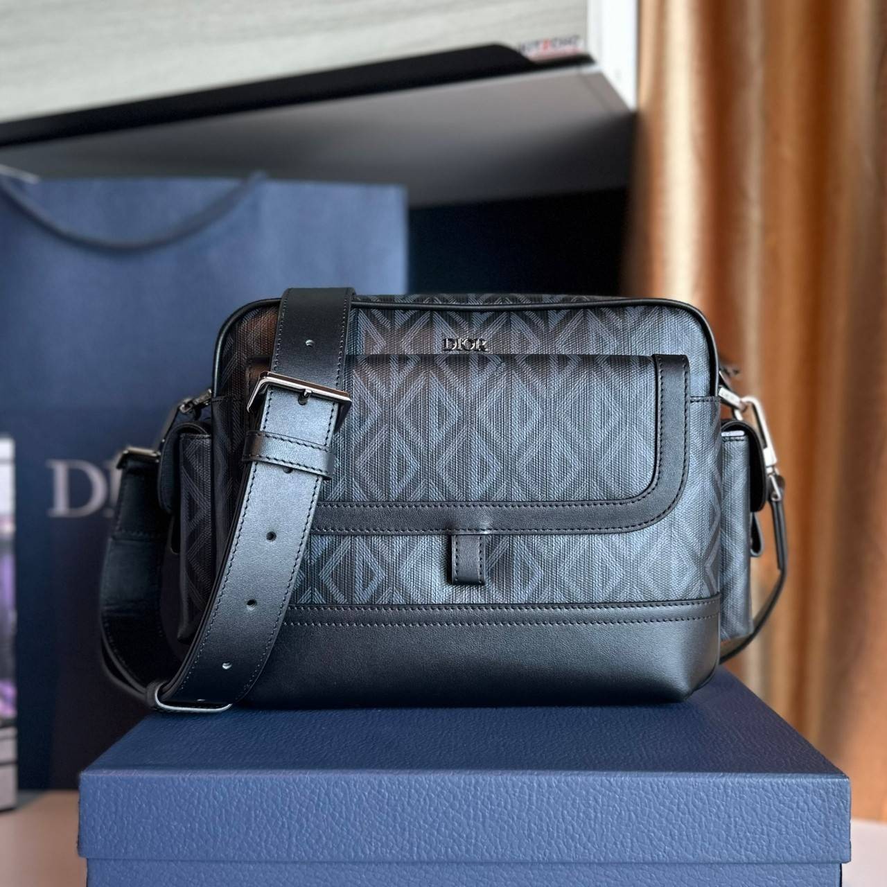 DIOR HIT THE ROAD MESSENGER BAG CD Diamond Canvas and Smooth Calfskin เกรดเทพออริจินอล หนังแท้ งานดีสุด ภาพถ่ายจากงานขายจริง ใช้งานต่างประเทศได้